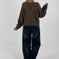 Sweater mit Linksnähten und Print - mokka
