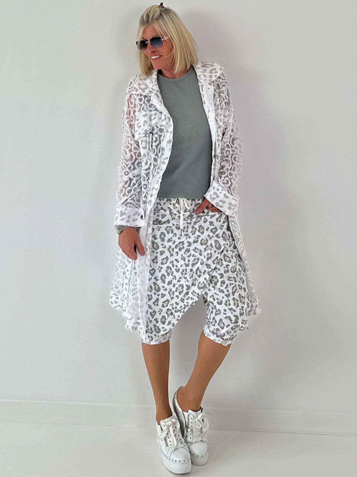 Jeansmantel mit Leo und floralem Netzeinsatz - weiss