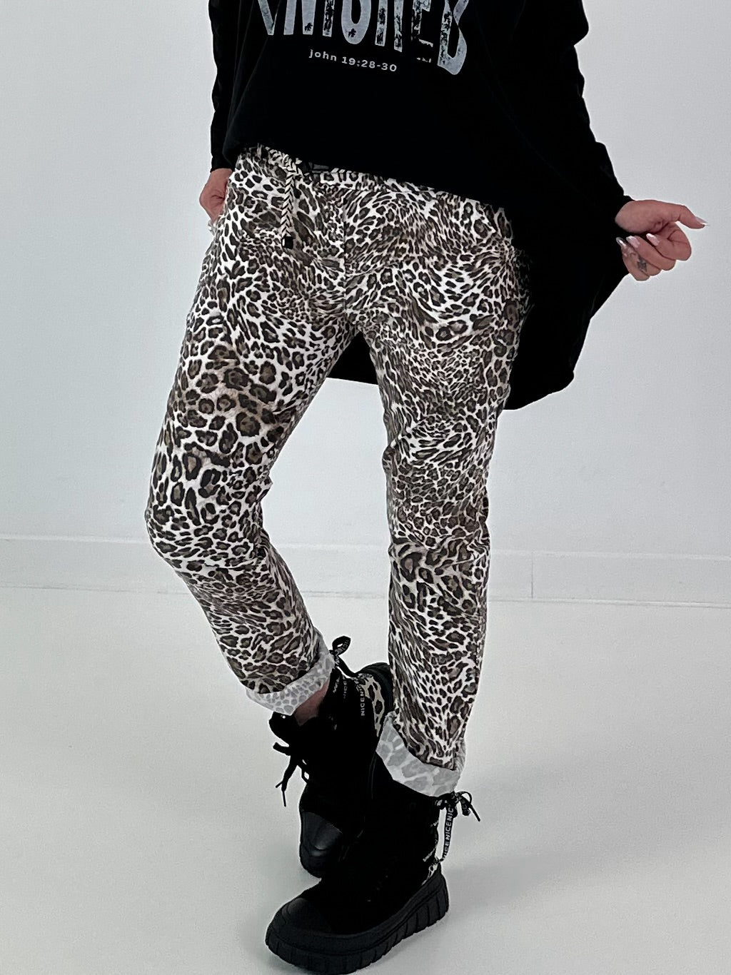 Hose mit elastischem Bund und Leo-Print - leo-weiss