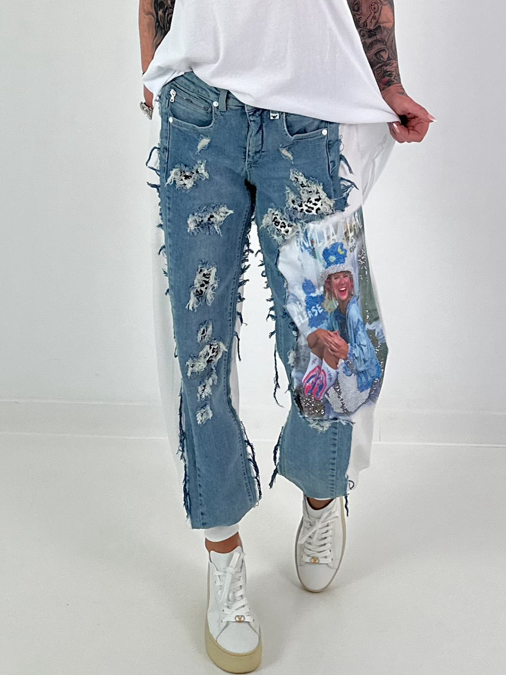 Sweat Jeans mit Print und Destroyed Details - weiss-denim