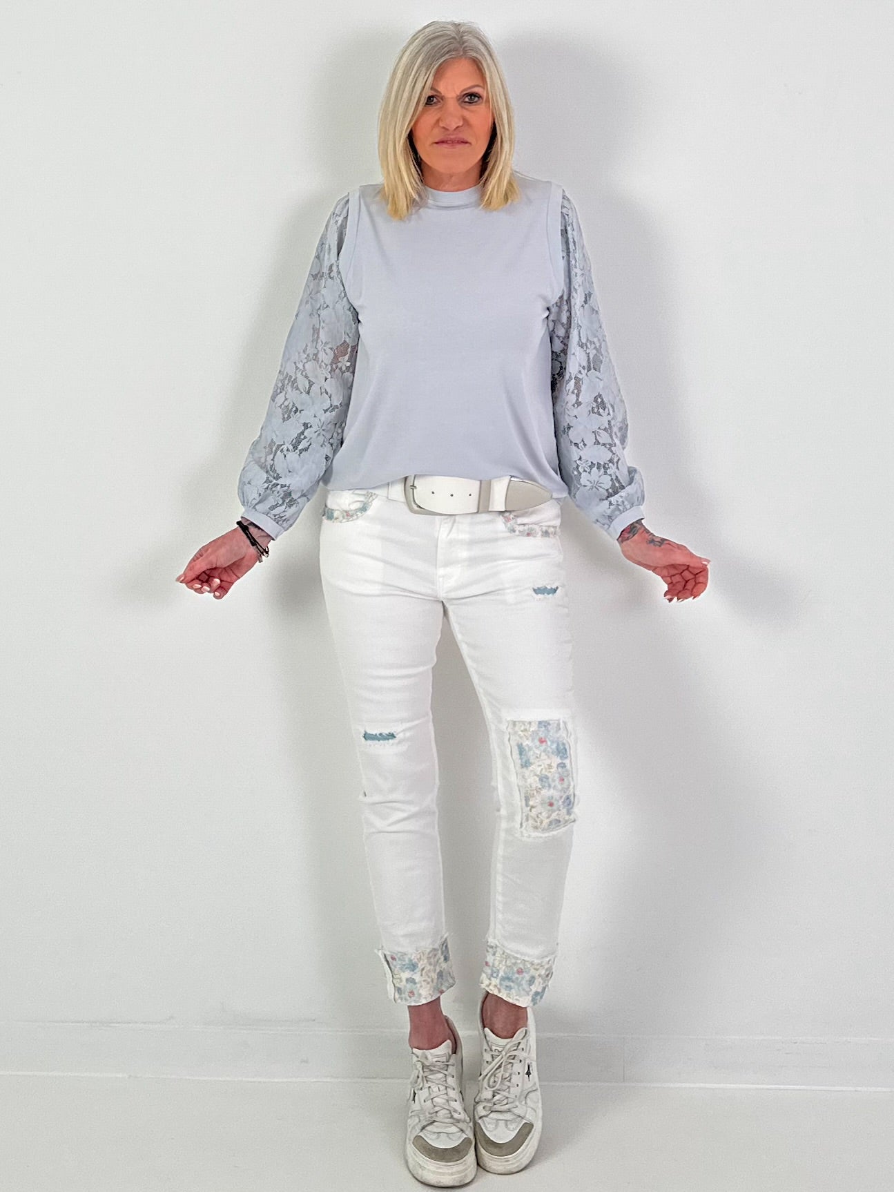 Leichter Sweater mit Spitzenärmeln - grau