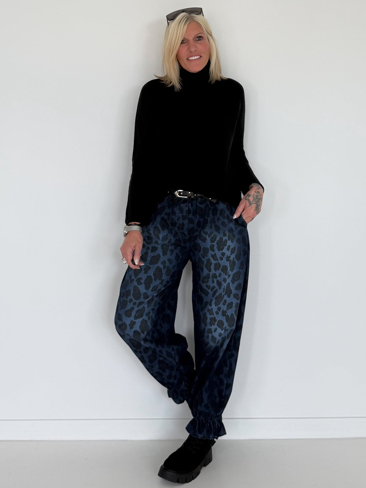 Jeans-Pumphose im Allover-Leoprint mit Gürtel - dark-denim