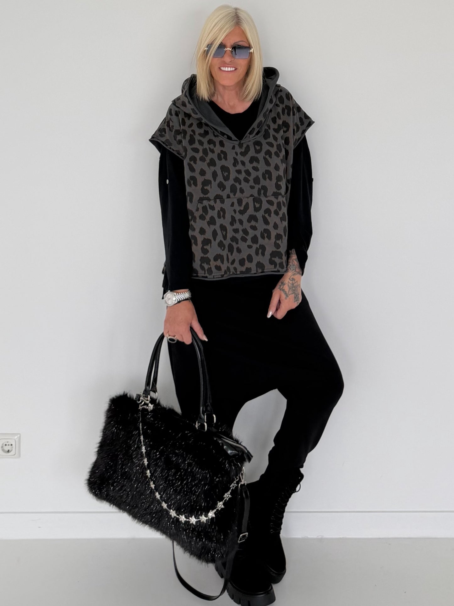 Kurzarm-Hoodie mit All Over Leo-Print - anthrazit ( lieferbar ab ca 28.08.26)
