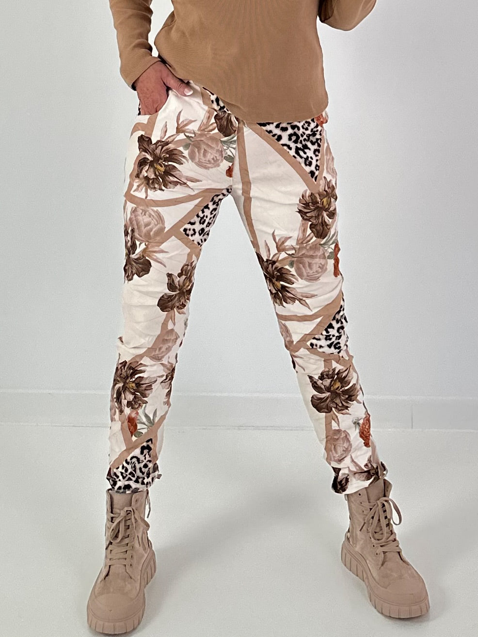 Hose in Wildleder-Optik mit Print Mix - leo - beige