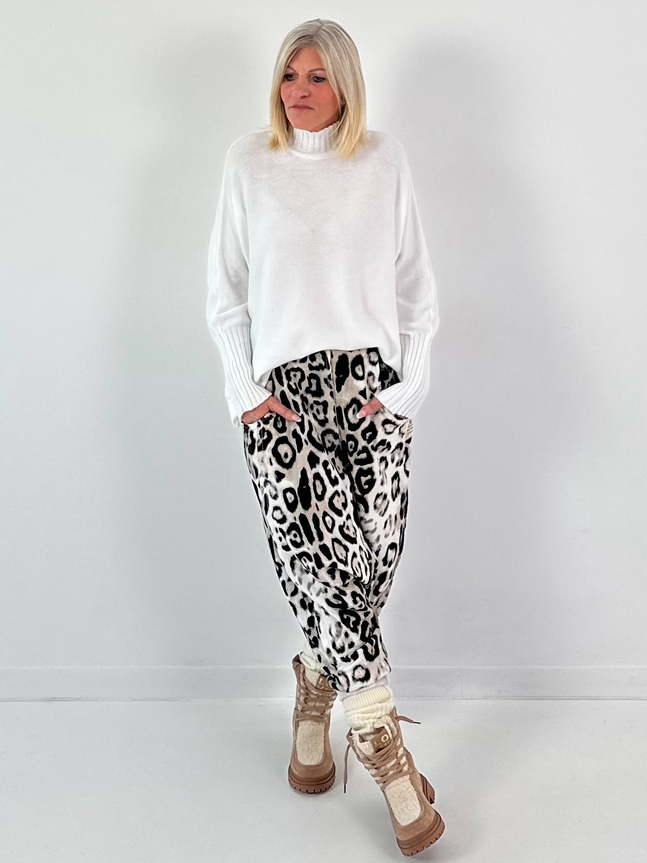 Sweater model "Lounge Lane" - white