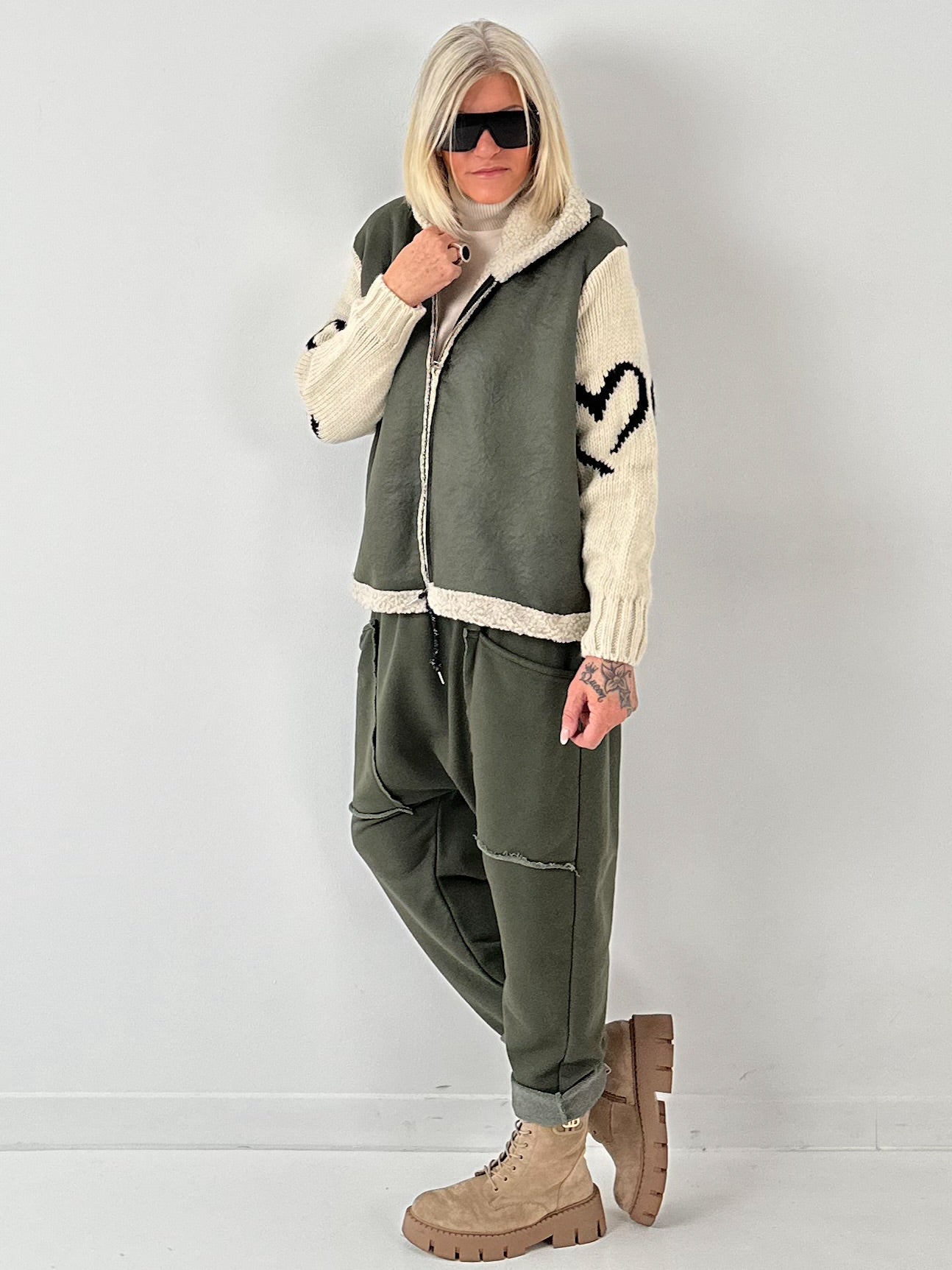 Imitatie lamsnappajas met gebreide mouwen model "Jana" - olijfgroen