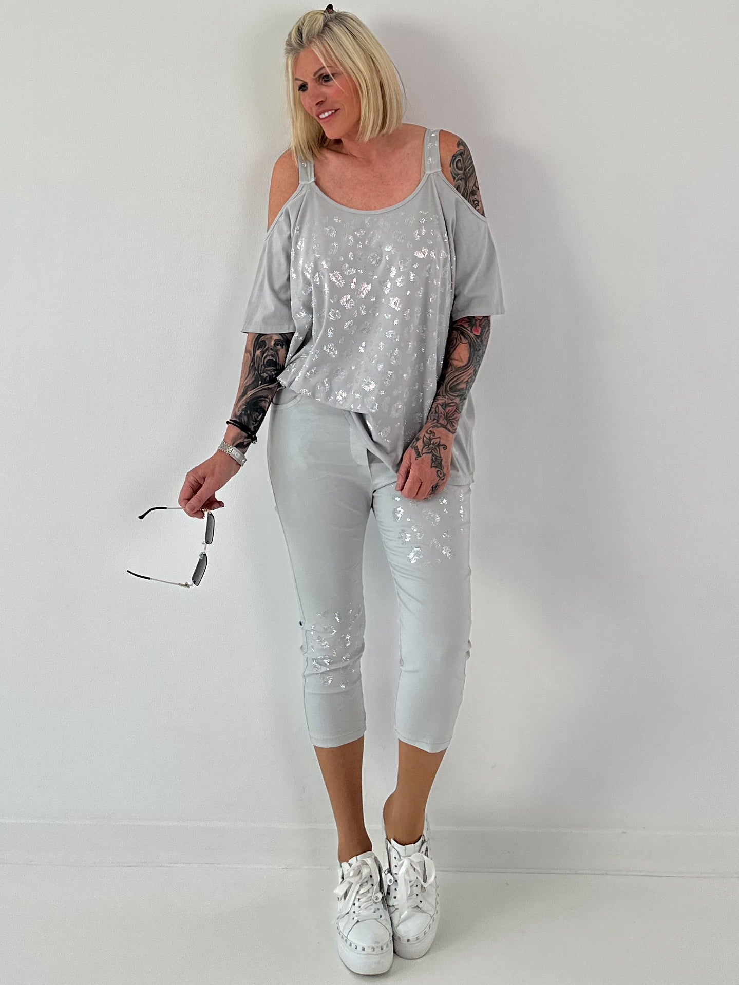 Shirt mit Cold Shoulder und Leo Strass - hellgrau