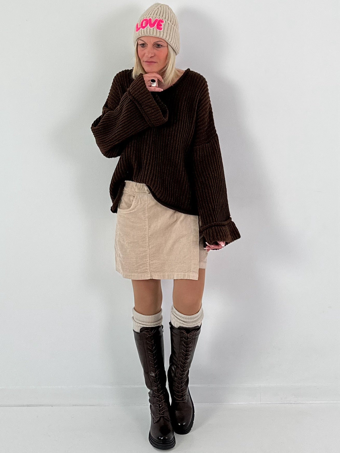 V-hals trui met wijde mouwen, model "Soft Horizon" - bruin