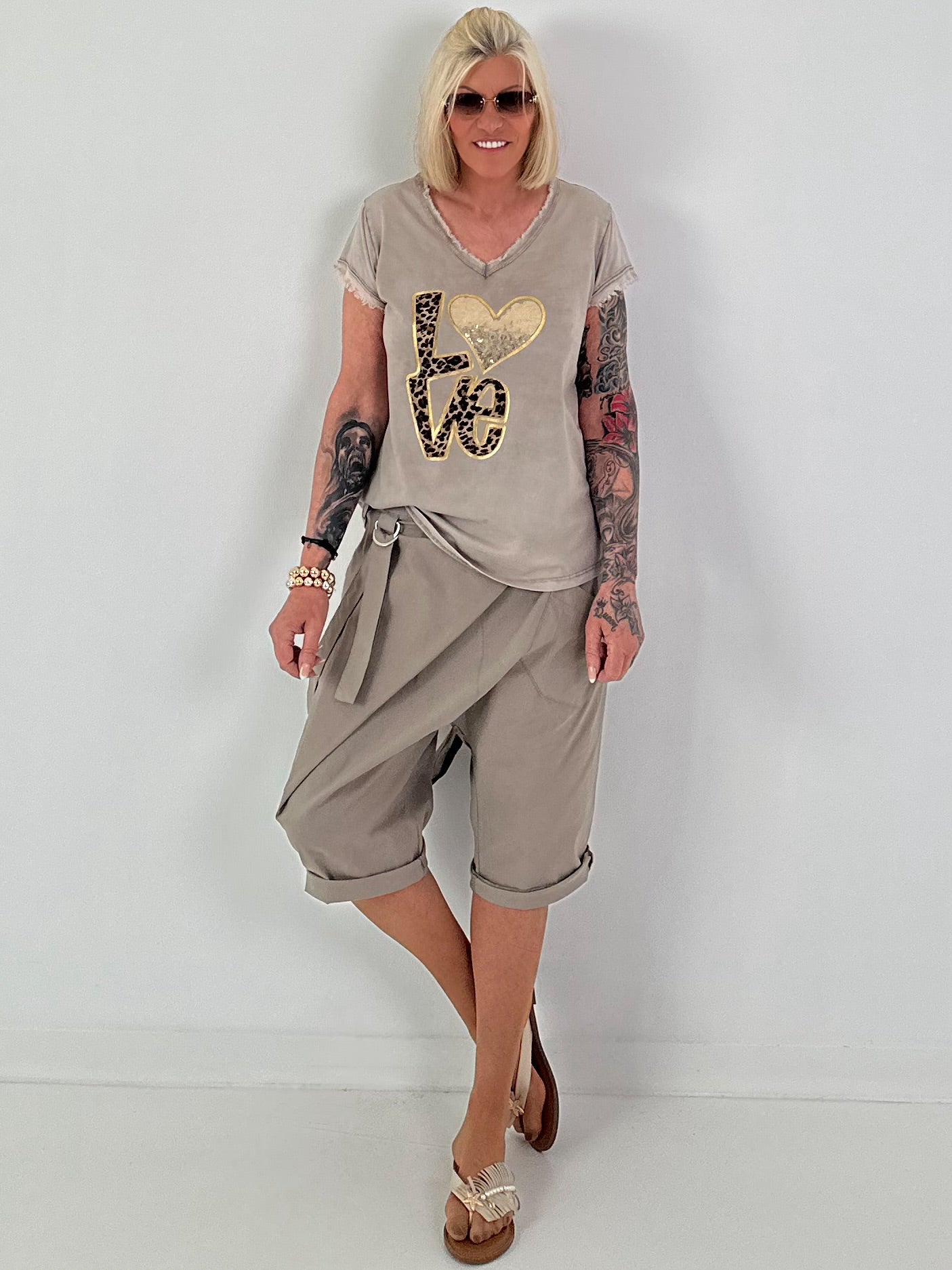 T-Shirt Love mit Leo- und Paillettendetails - taupe