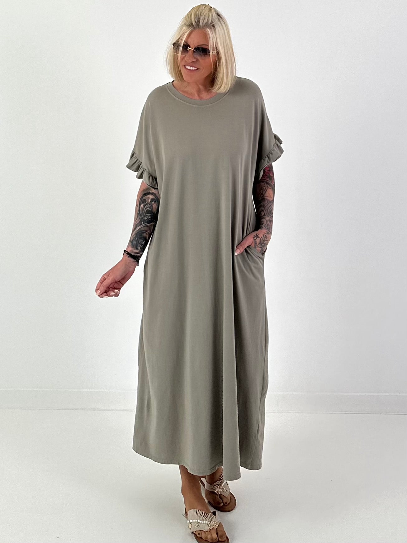 Langes Kleid mit kurzen Rüschen-Ärmeln - taupe