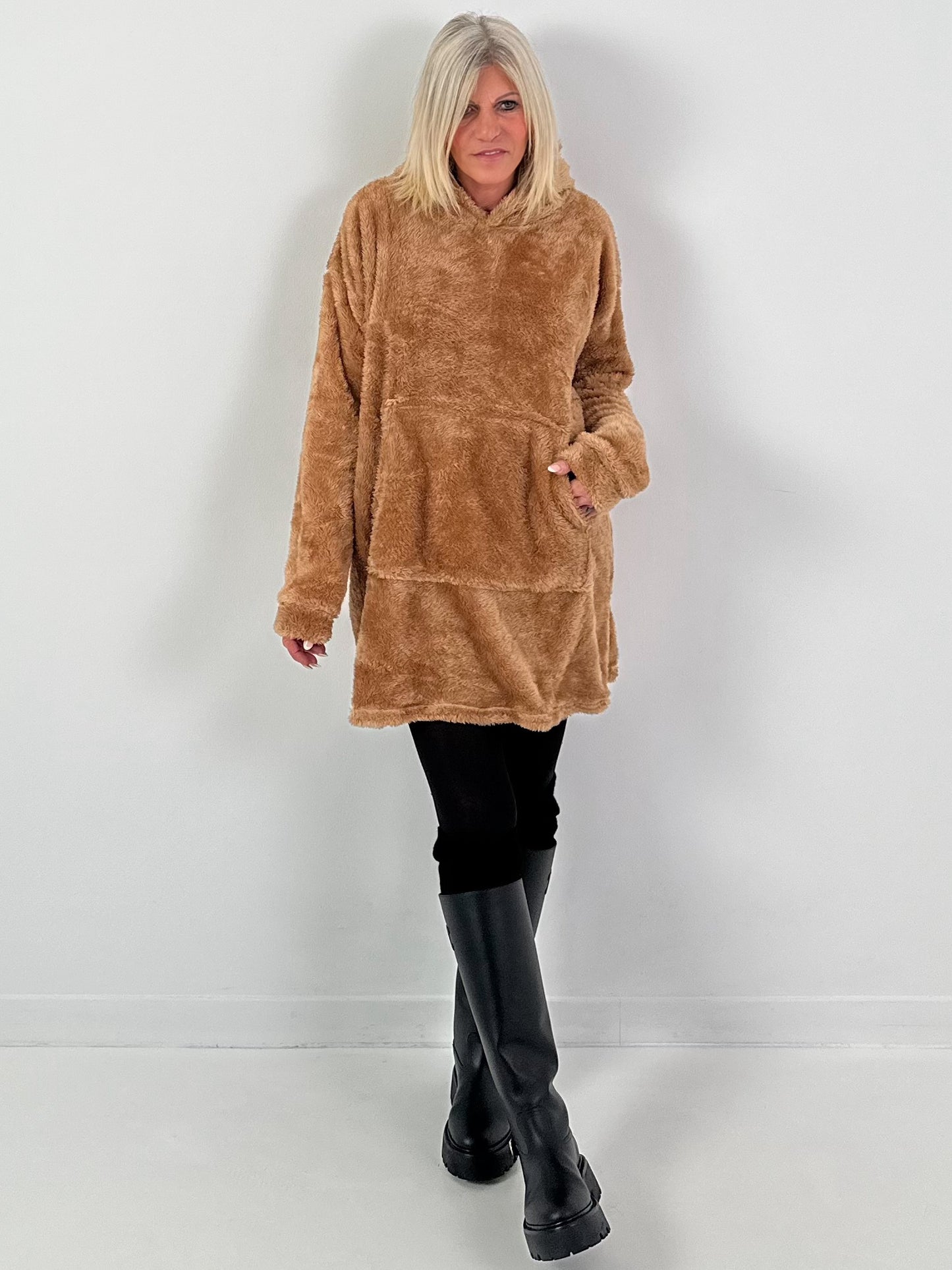 Oversized hoodie model "Warm Hug" - camel