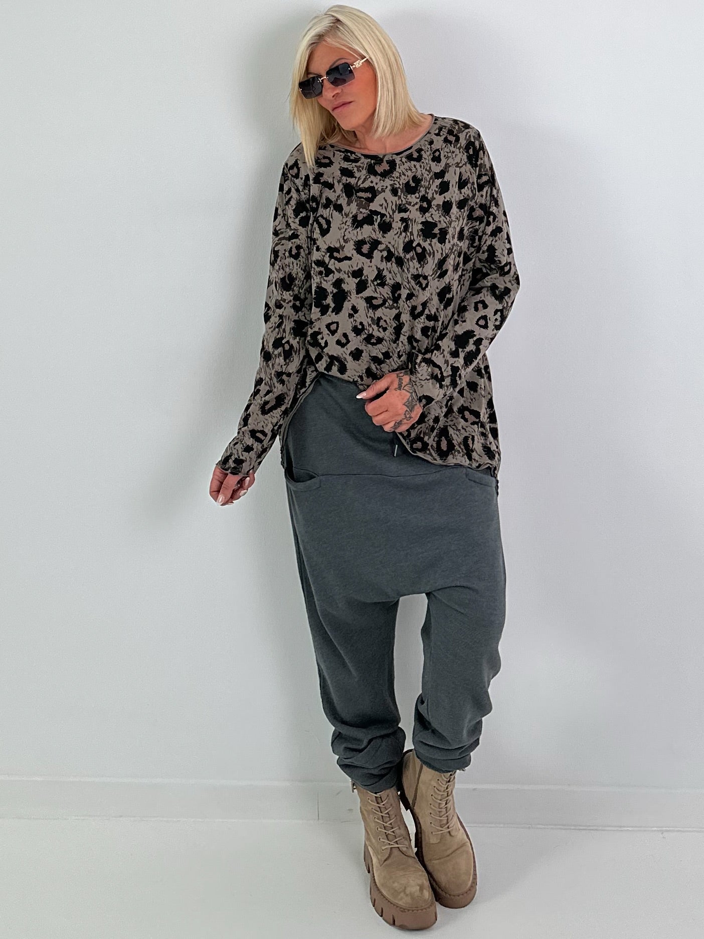 Shirt mit Leo-Print - taupe