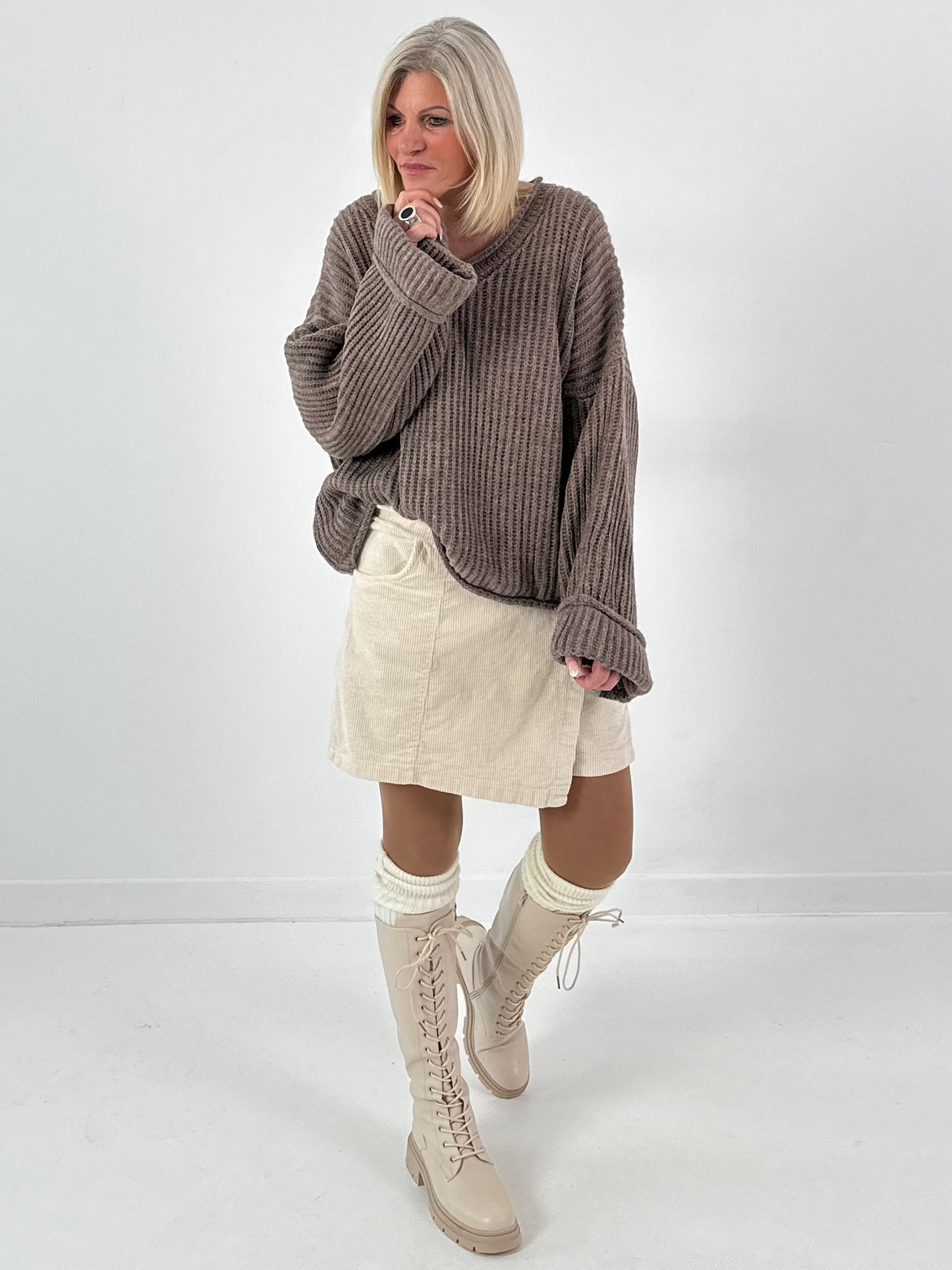 V-hals trui met wijde mouwen, model "Soft Horizon" - taupe