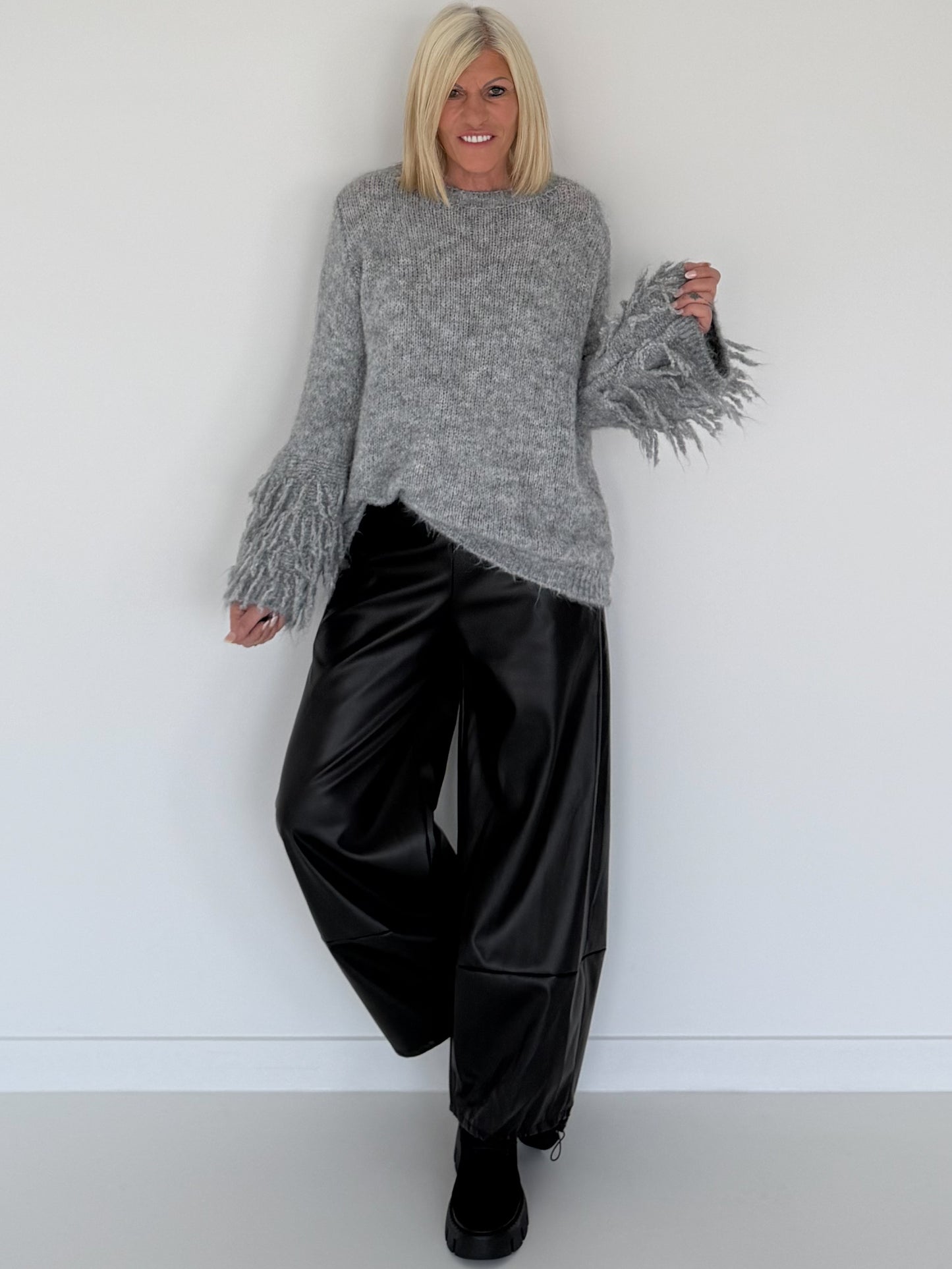 Kuschliger Pullover mit Fransen-Details - grau