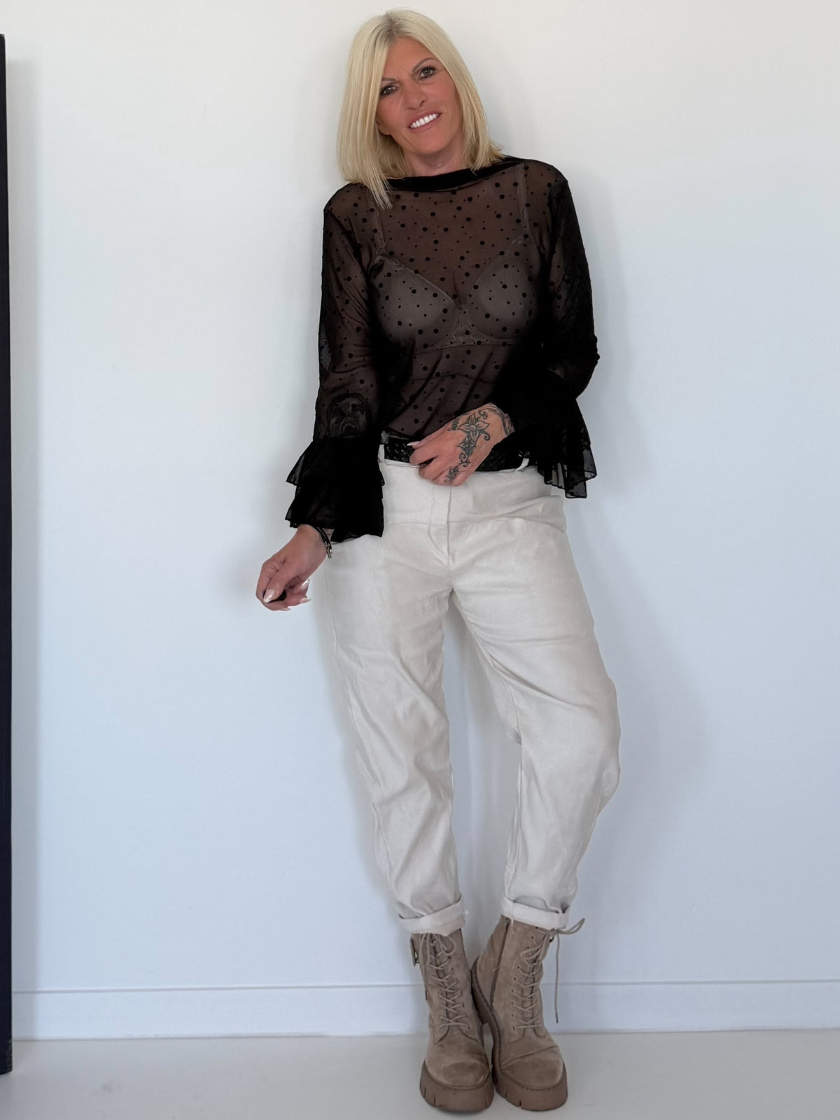 Mesh Shirt mit Punkten und Volantärmeln - schwarz