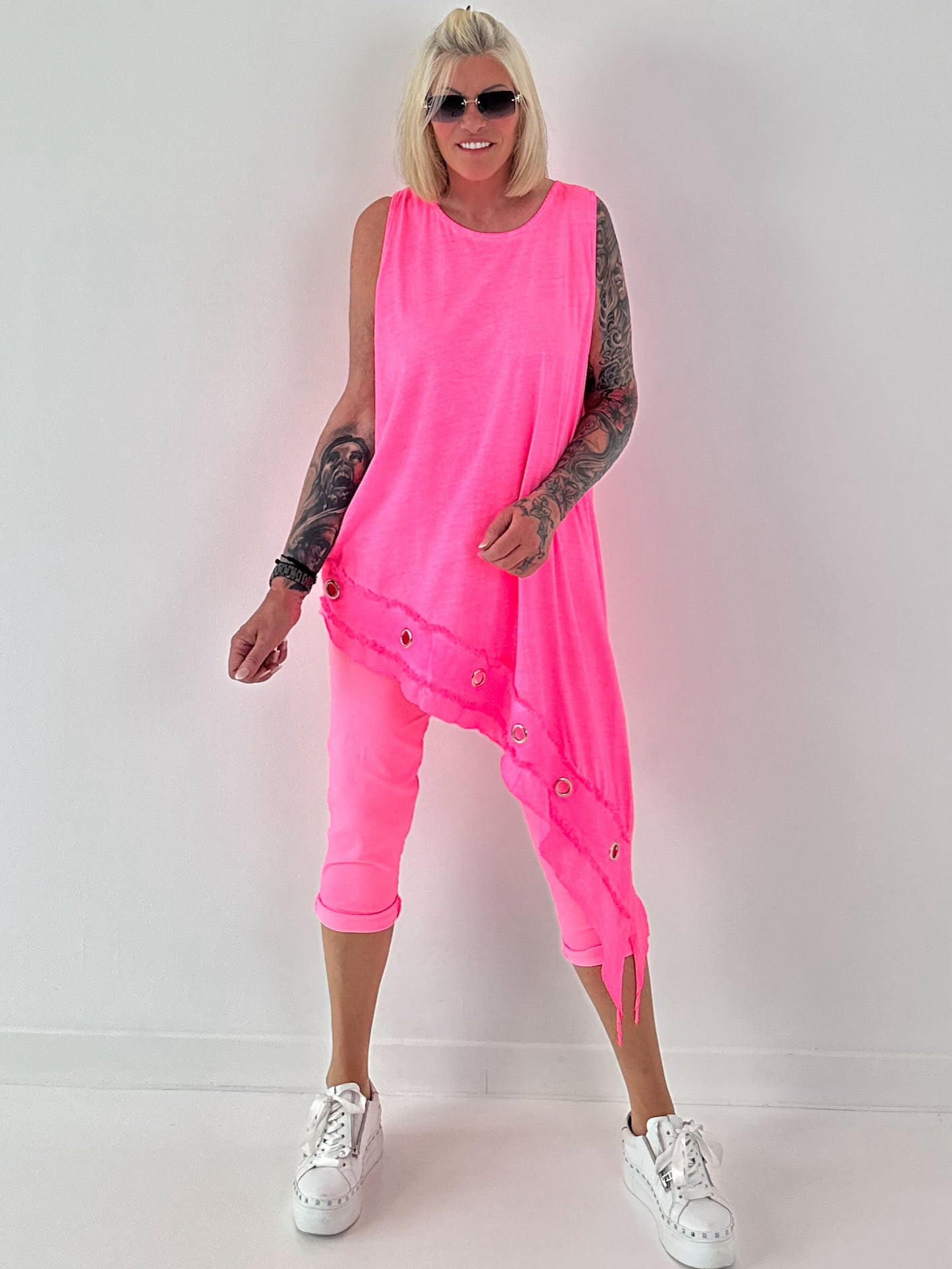Asymmetrisches Long Top mit Ösen und Jeansdetail - neonpink