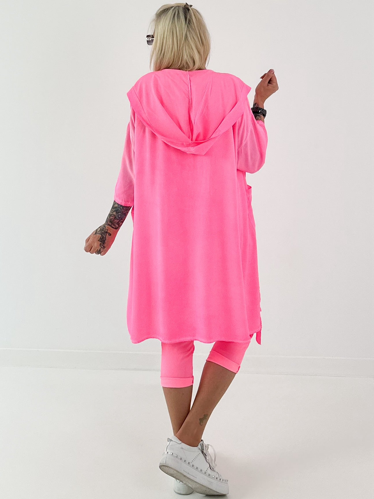 Mantel mit Kapuze und silbernen Ösen - neonpink