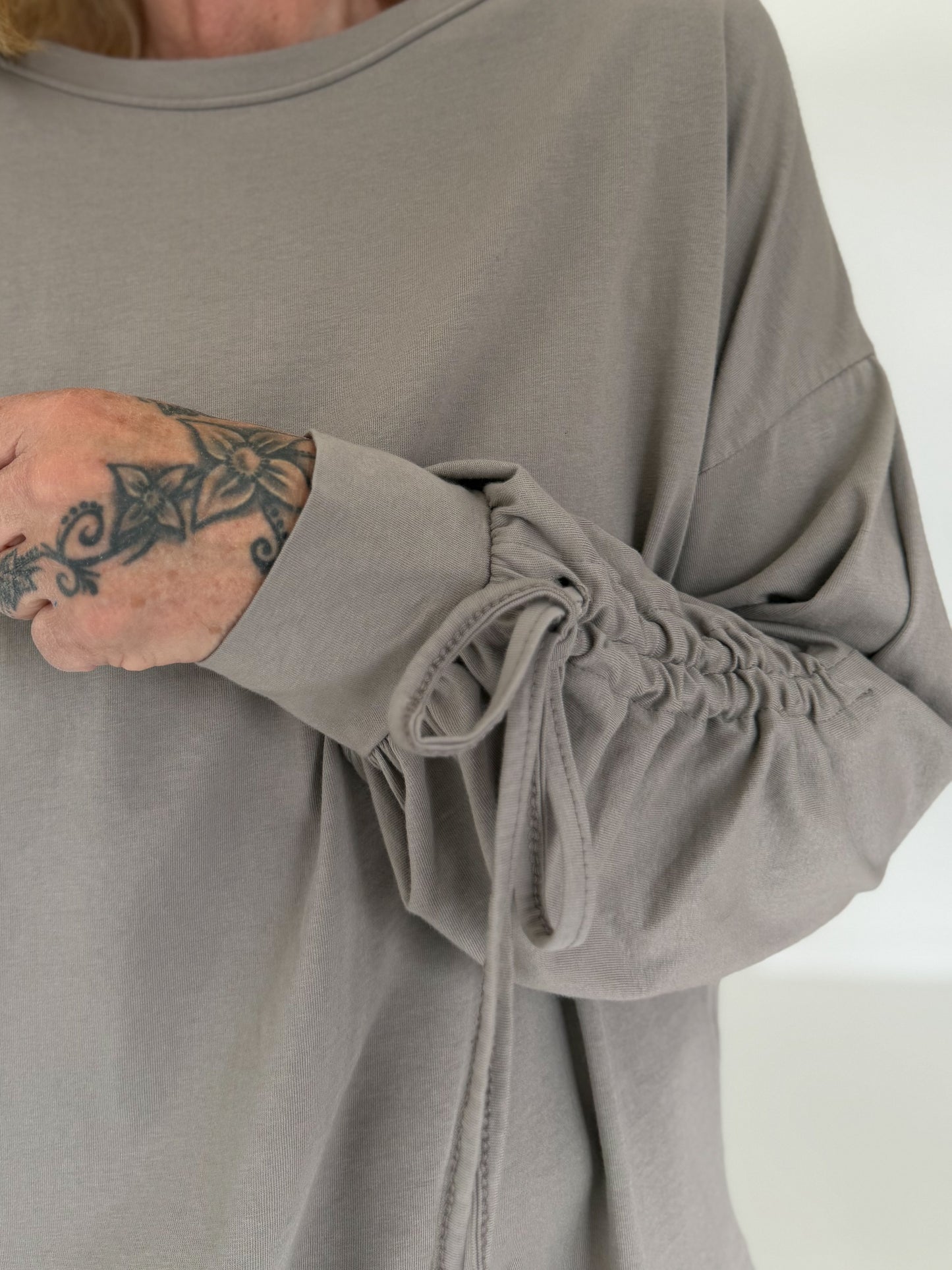 Shirt mit gerafftem Arm - taupe