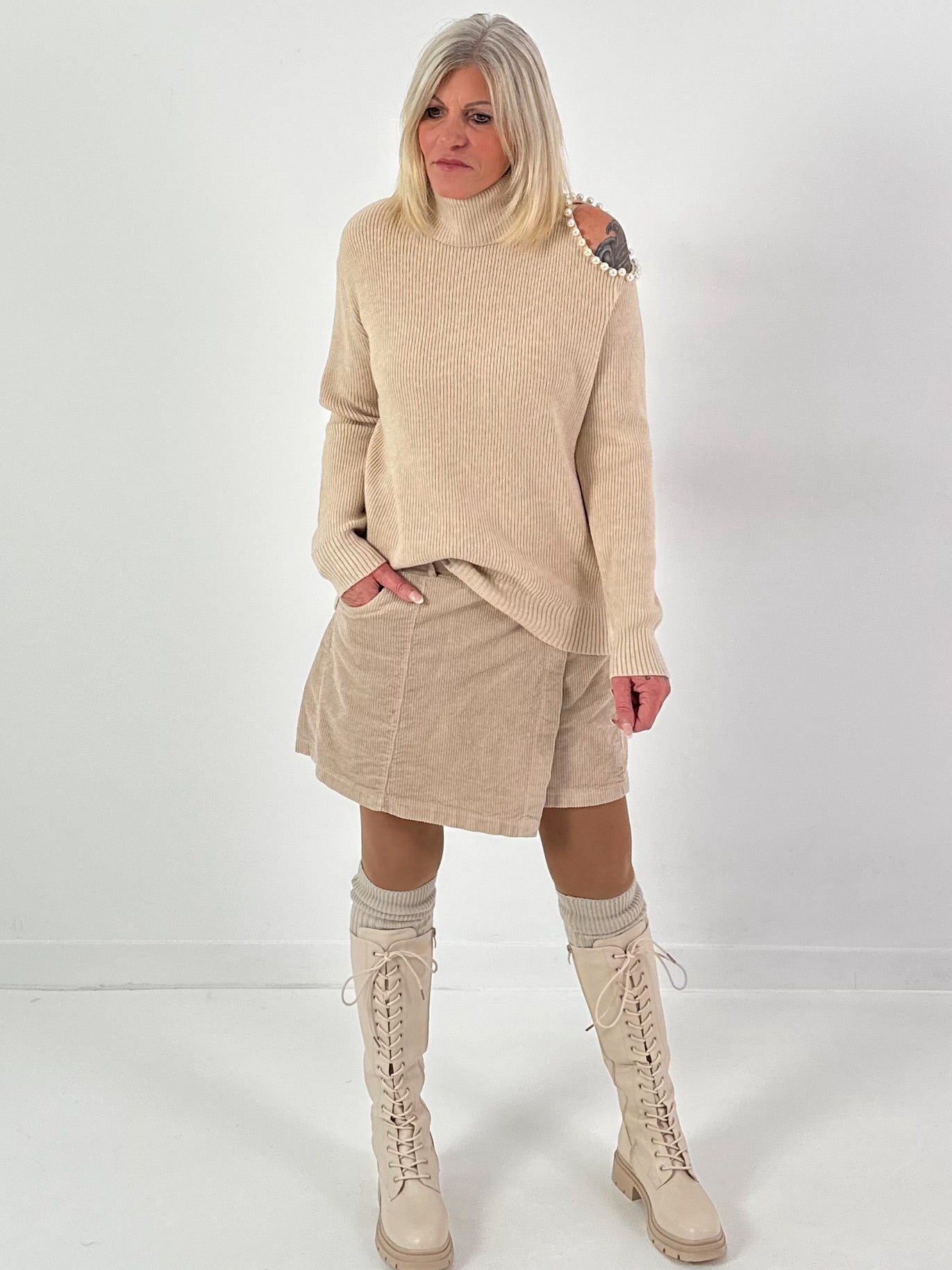 Open schouder trui model "Pearl Edge" - beige