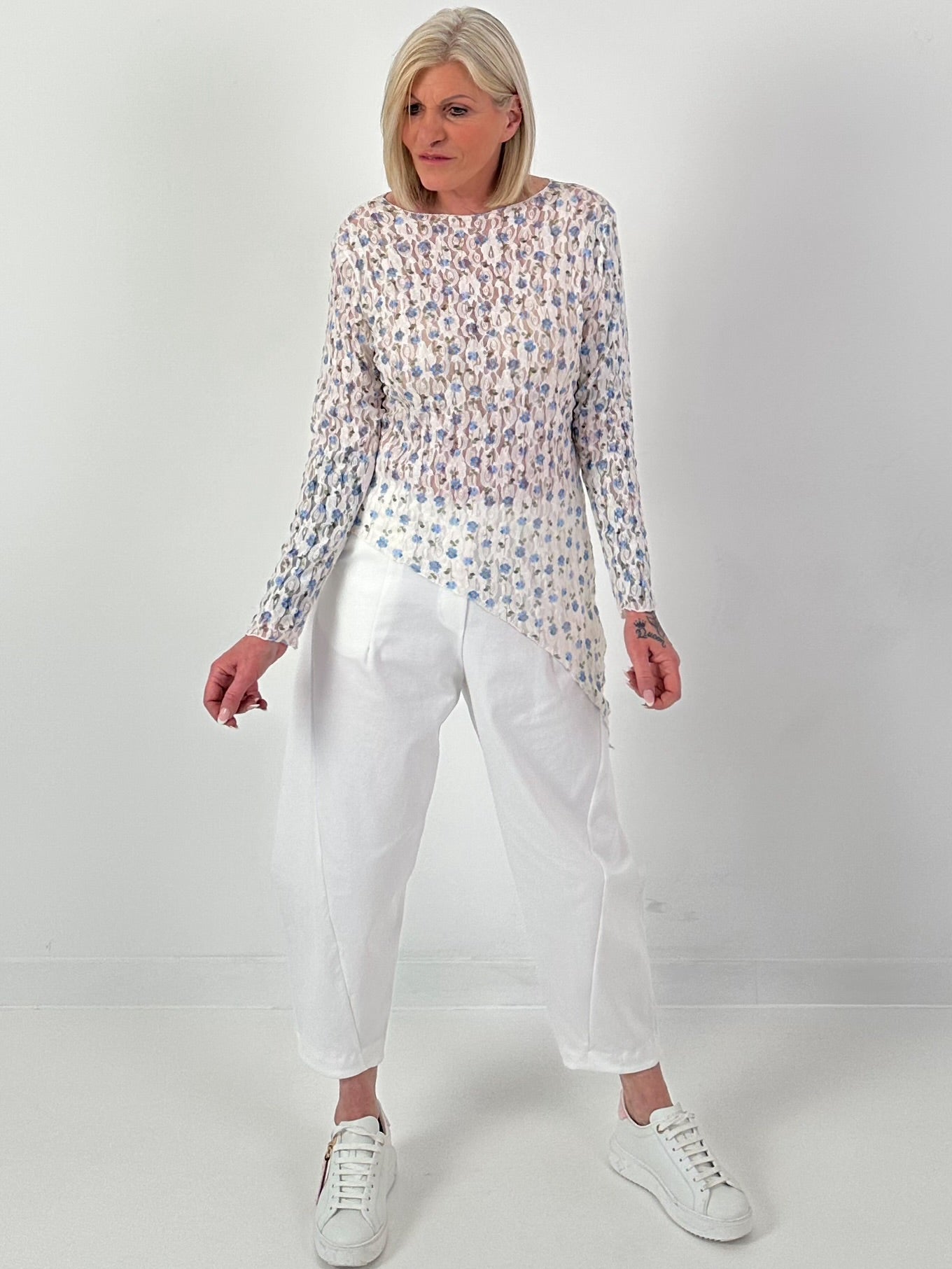 asymmetrisches Spitzenshirt mit Blumen - weiss-hellblau