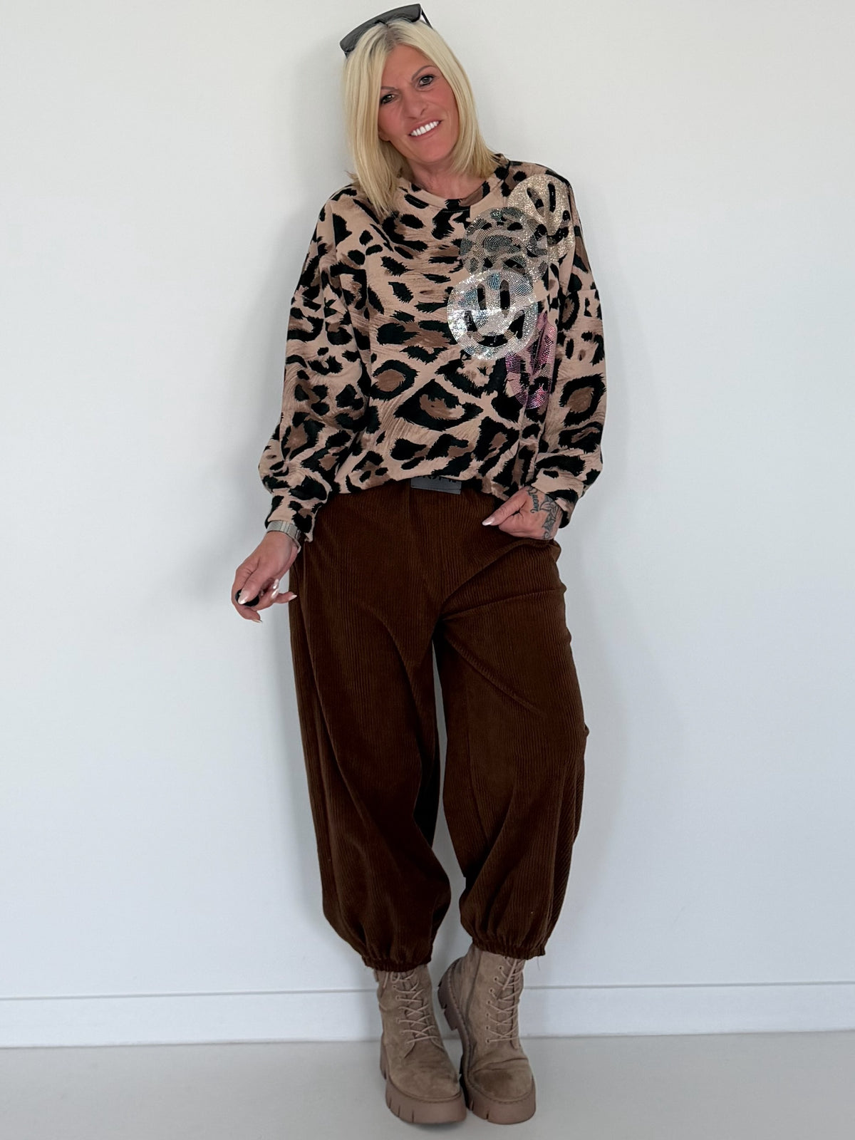 Sweater im Allover-Leo-Print mit Strass- und Glitzer Smileys - beige-mehrfarbig