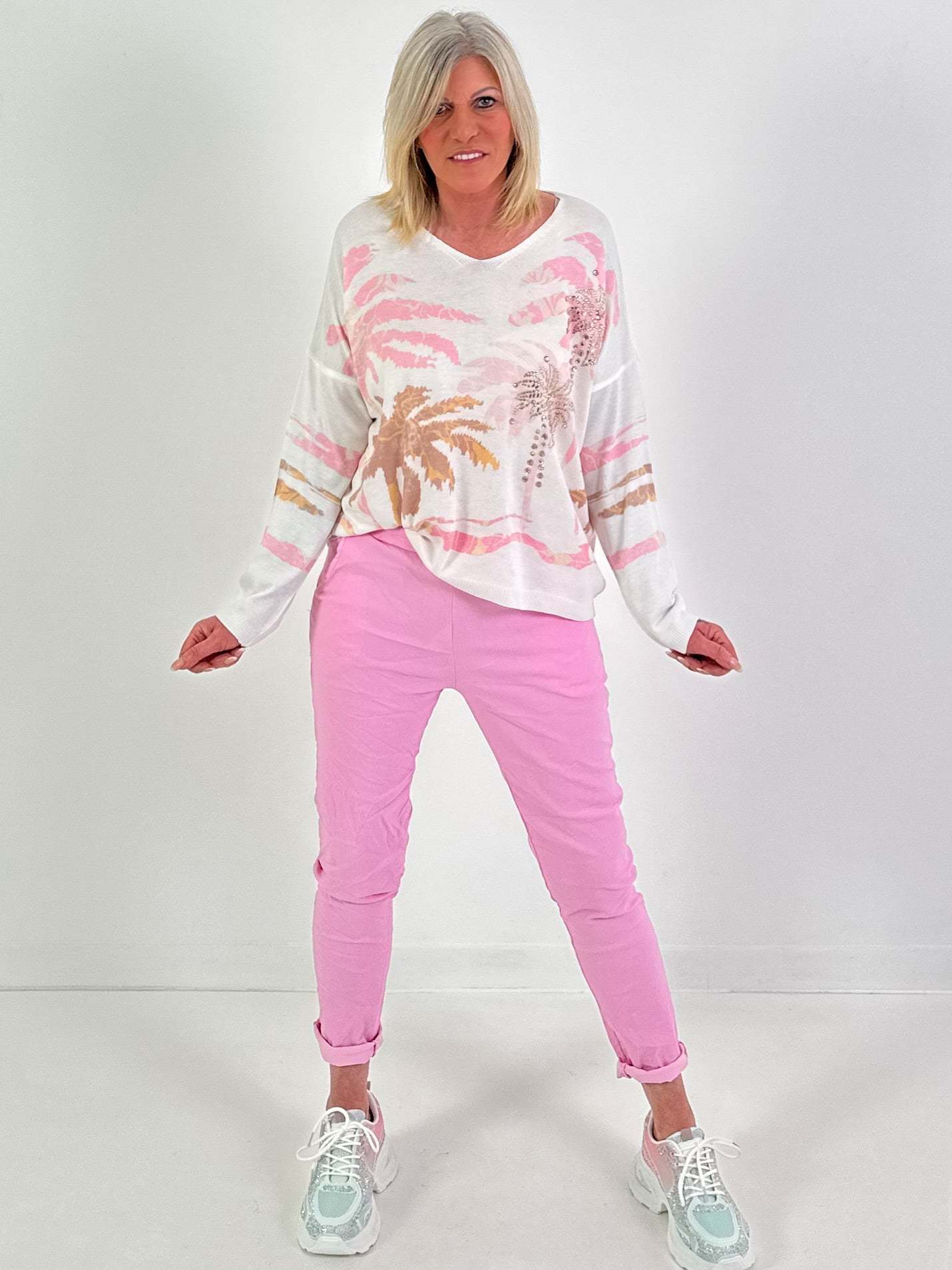 Fijn gebreide trui model "Palm Whisper" - wit-roze