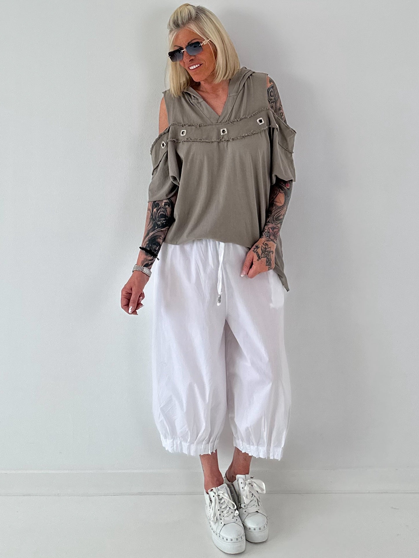 Hoodie Shirt mit Cut Out Shoulder - taupe
