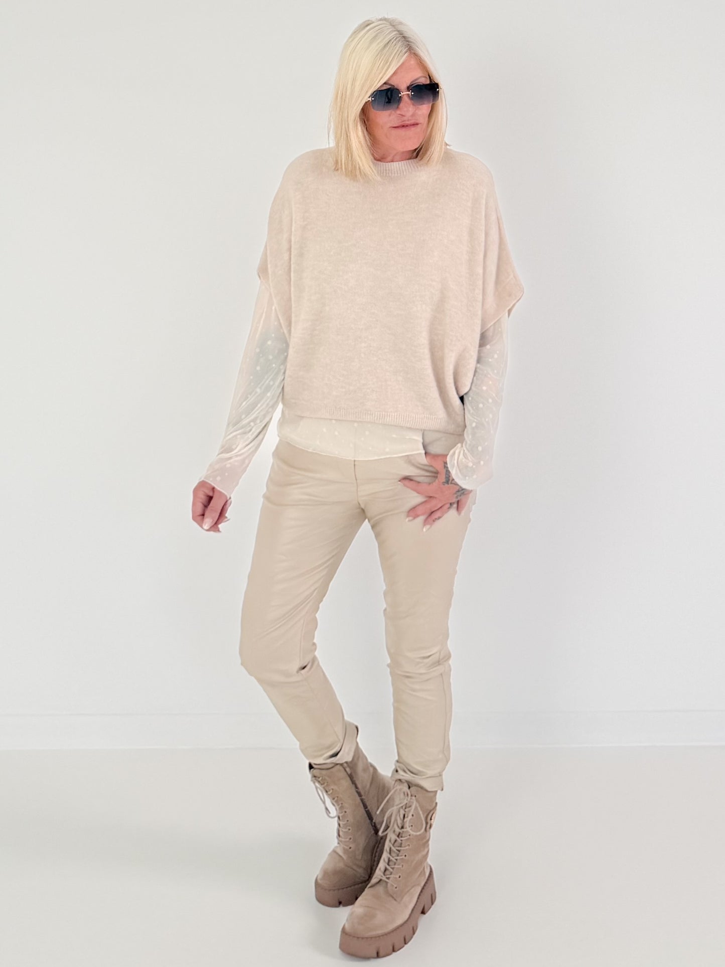 Soft knitted vest - beige