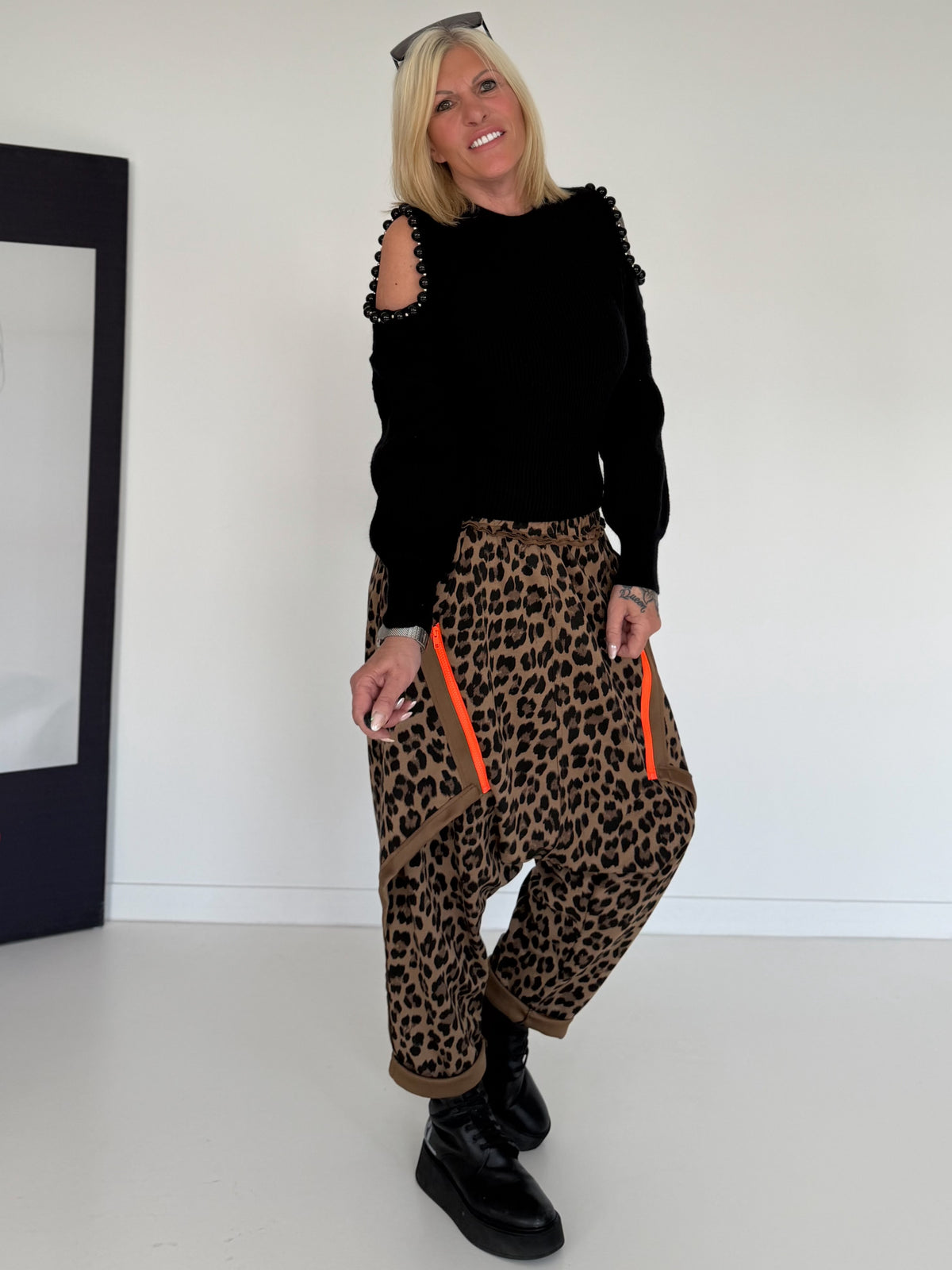Pullover mit Cut-Outs und Statement-Perlen - schwarz