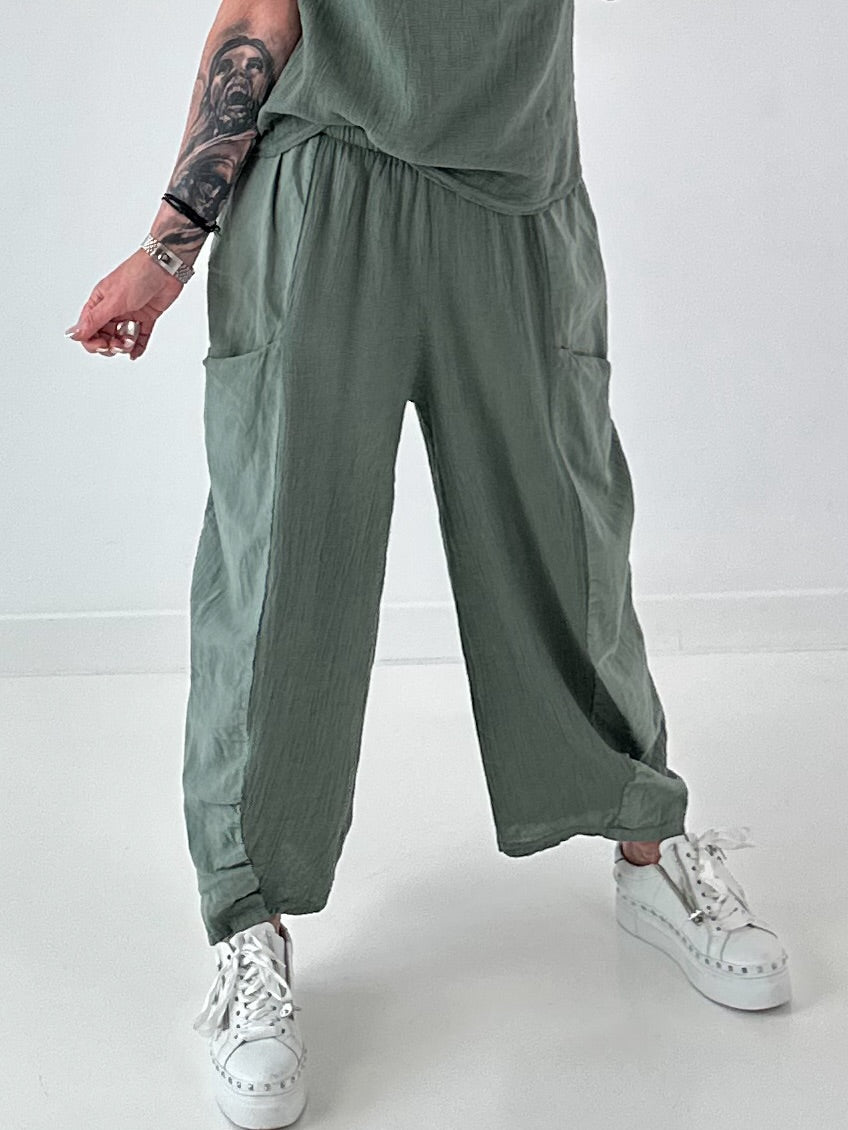 Grobe Hose im Materialmix mit großen Taschen - oliv