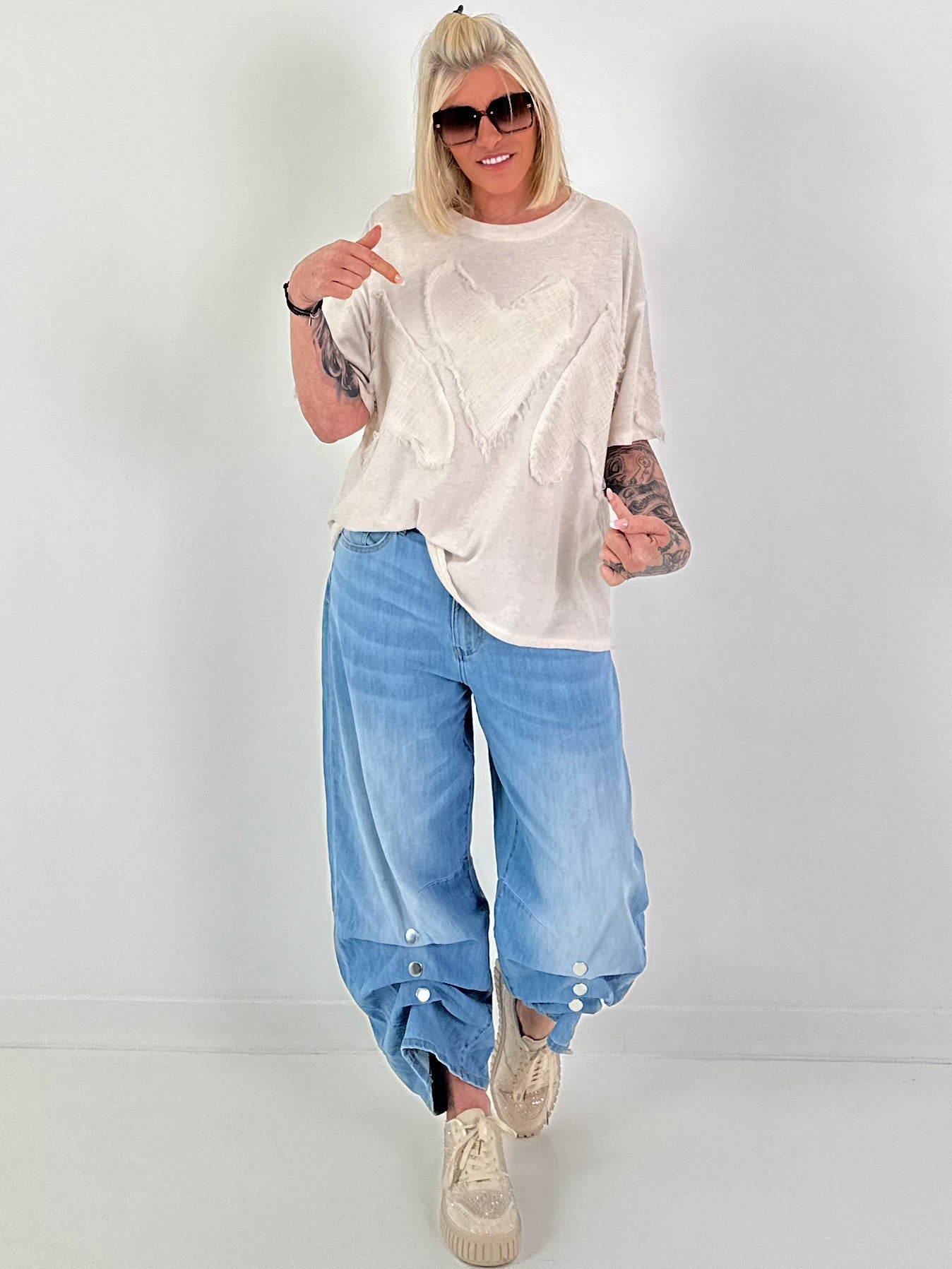 T-Shirt mit Herz-Applikationen - beige