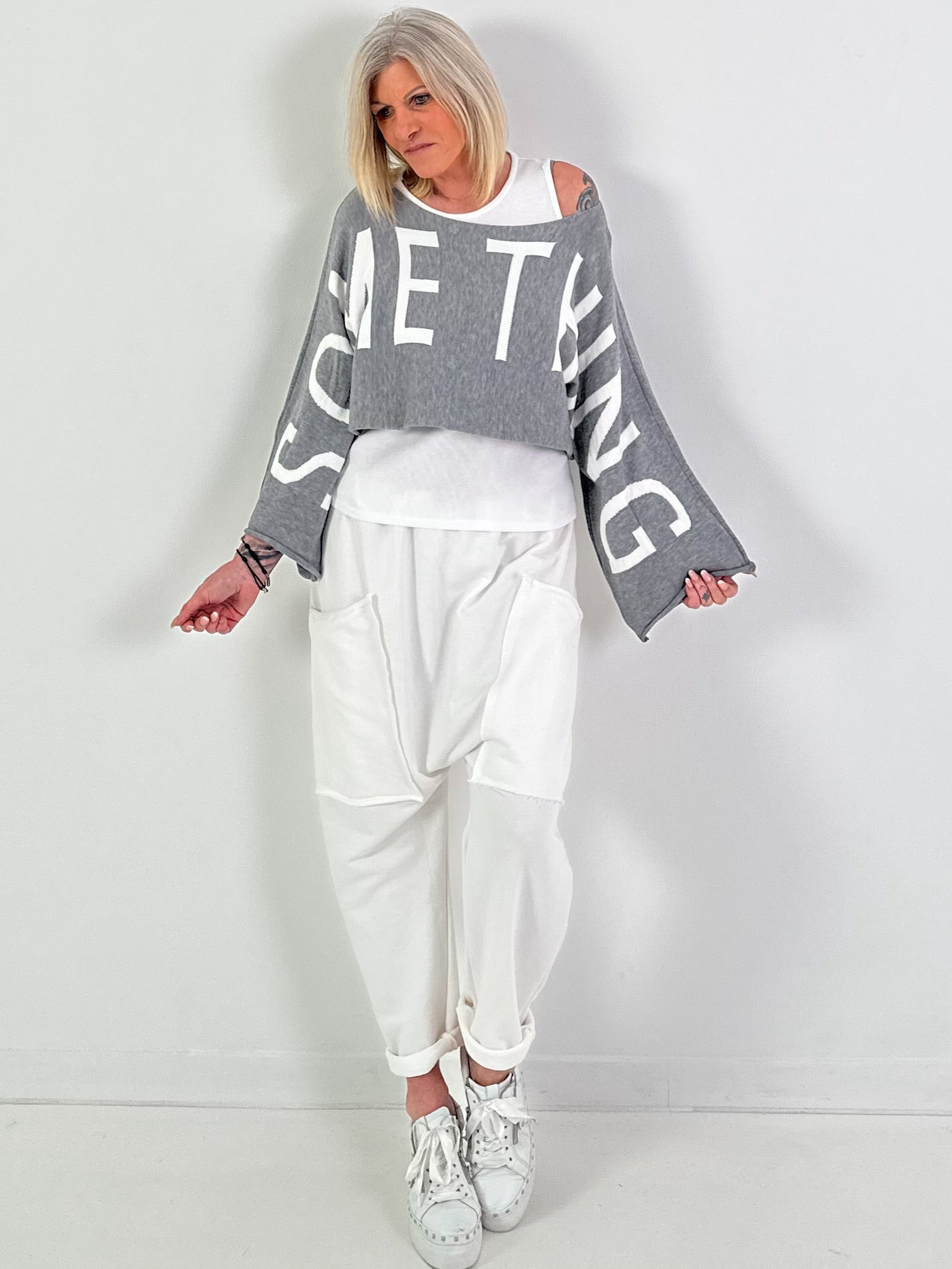 Cropped sweater model "Something" - grijs-wit
