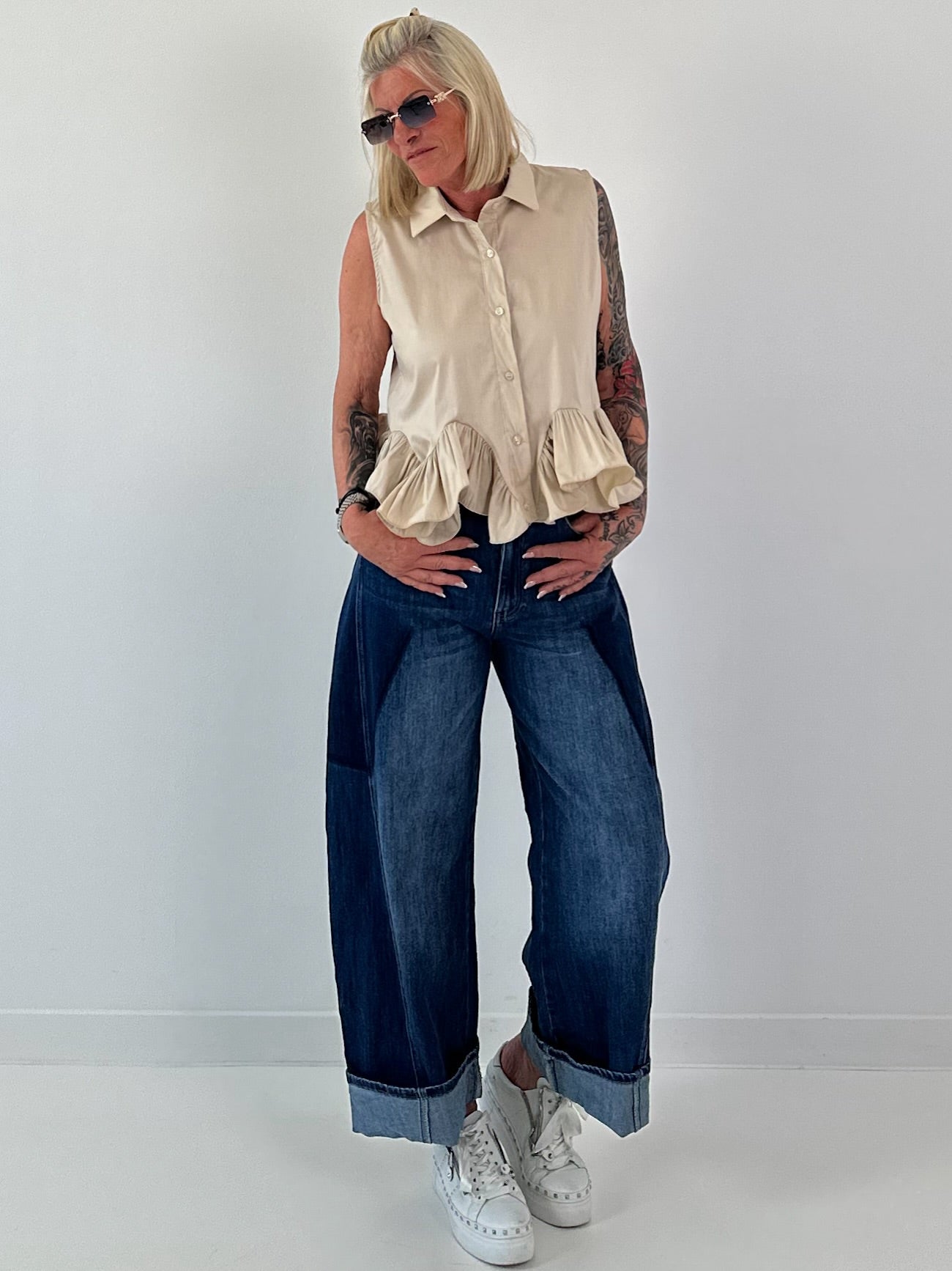 Ärmellose Bluse mit Volants  - beige