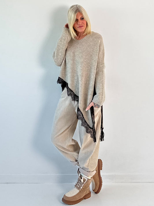 Asymmetrische trui model "Lace Dream" - taupe