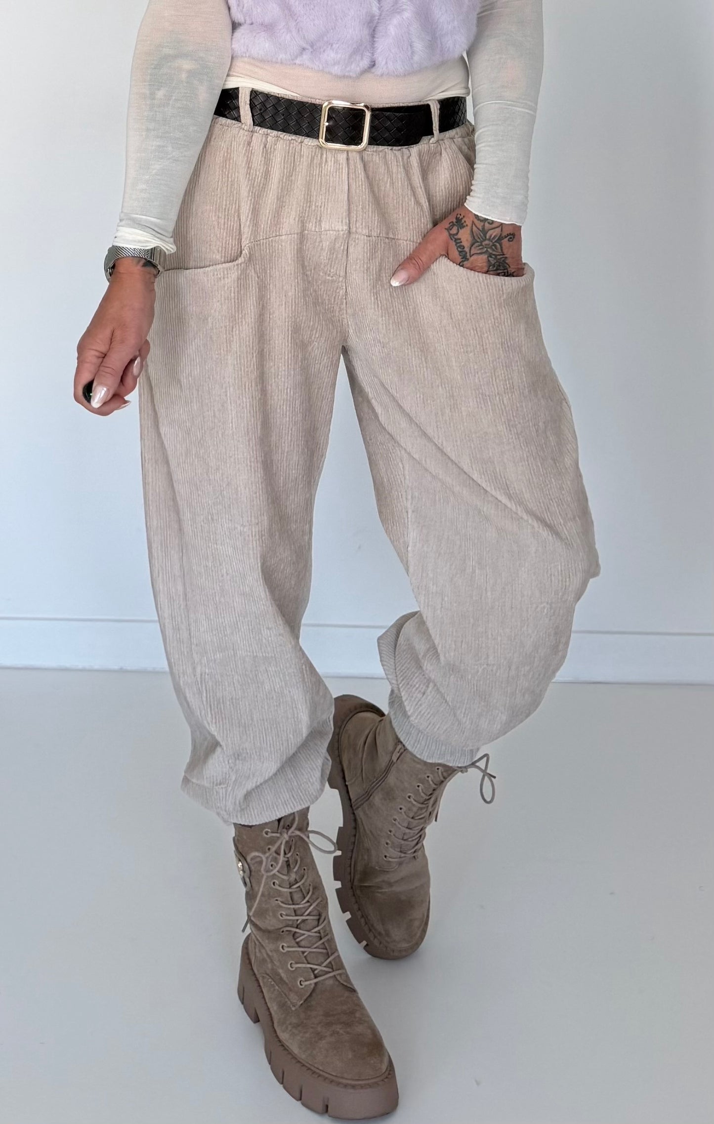 Cordhose mit Gürtel - beige ( lieferbar ab ca. 18.09.26))