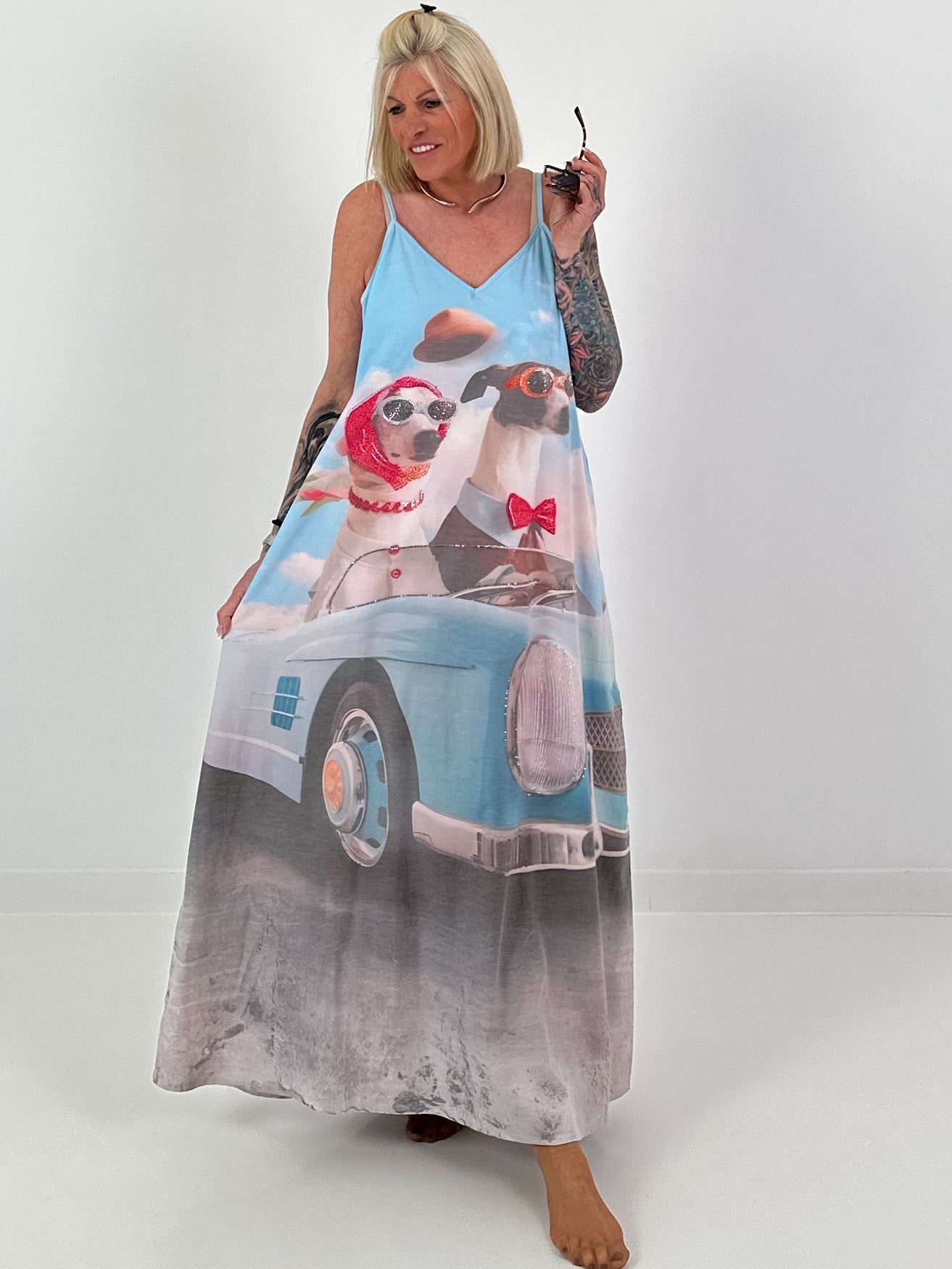 Long dress with a printed design and side pockets - light blue multi-colored