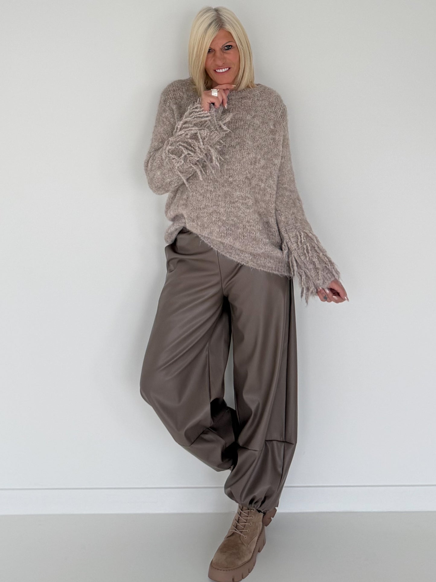 Kuschliger Pullover mit Fransen-Details - taupe