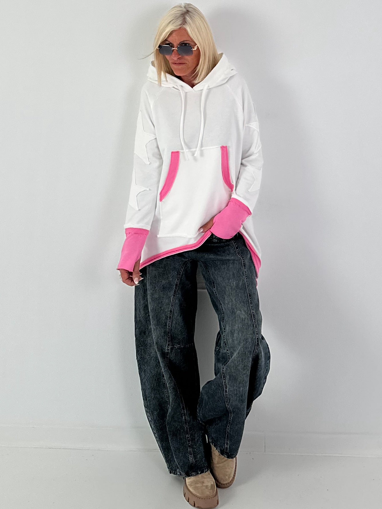 Lässiger Long Hoodie mit Daumenloch und trendigen Sternenelementen - weiss
