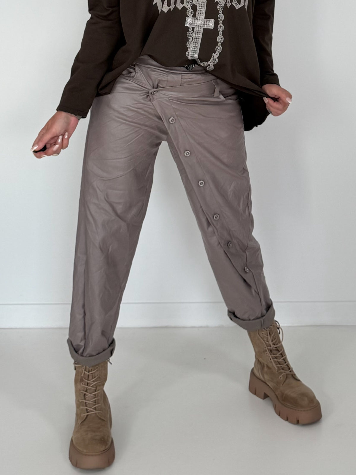 Vegane Lederhose Knopfleiste quer - taupe