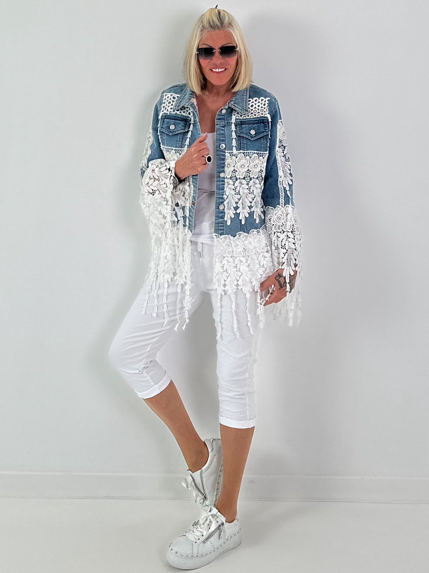 Boho Jeansjacke mit besonderen  Details - hellblau-weiss