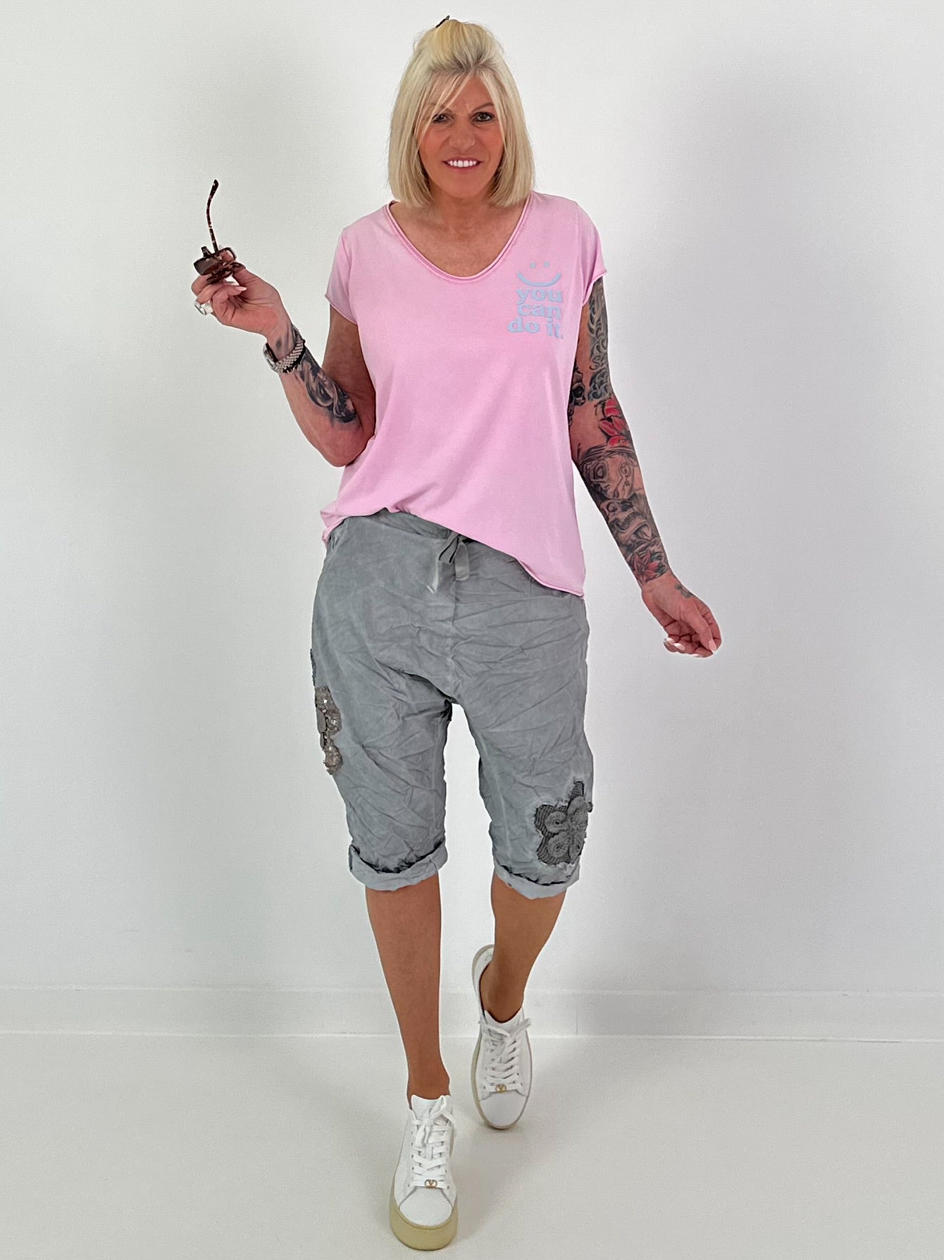 Kurze Baggy mit Häkelblumen und Pailletten - grau