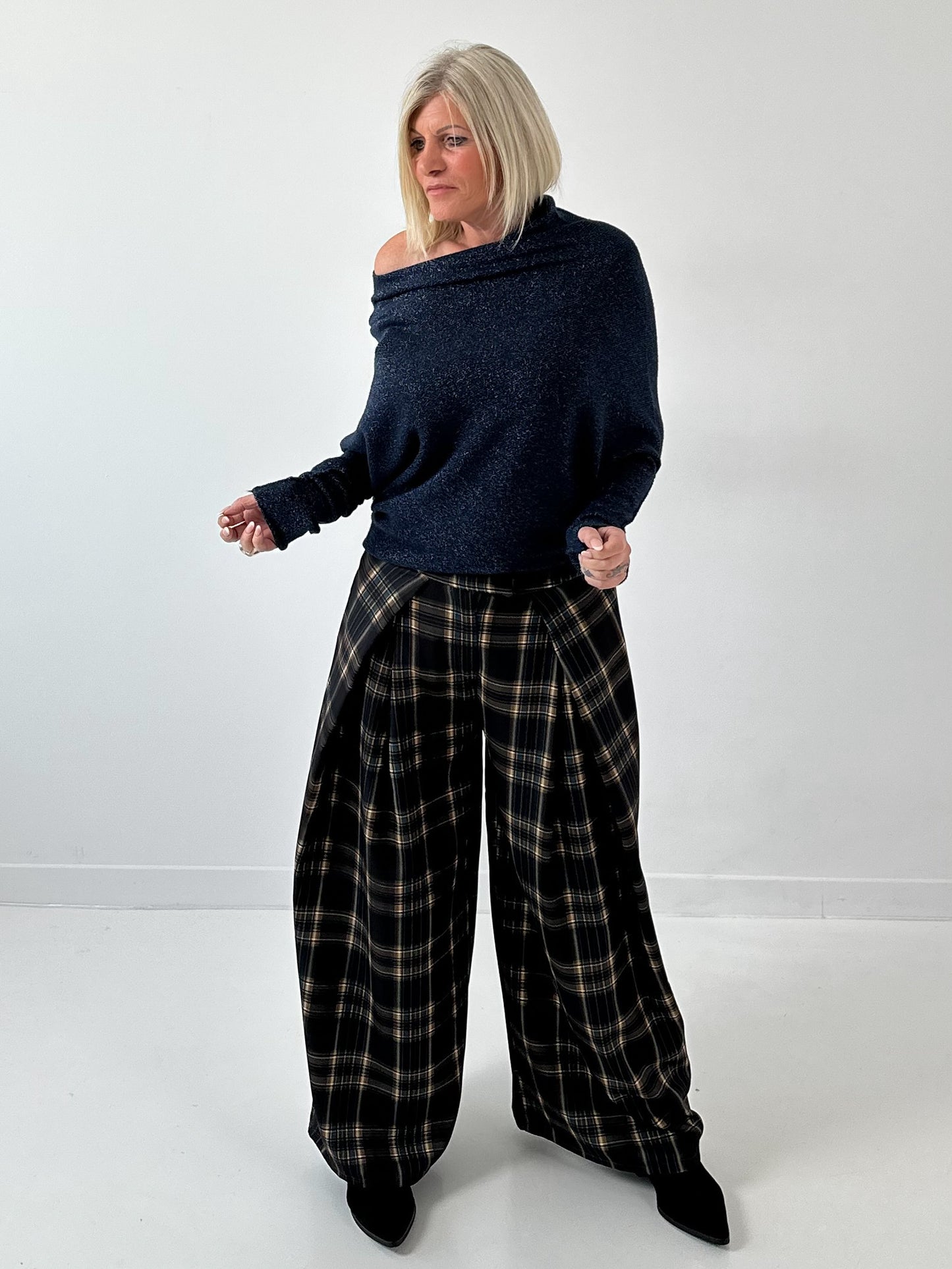 Asymmetrische trui model "Asym Glow" - middernachtblauw