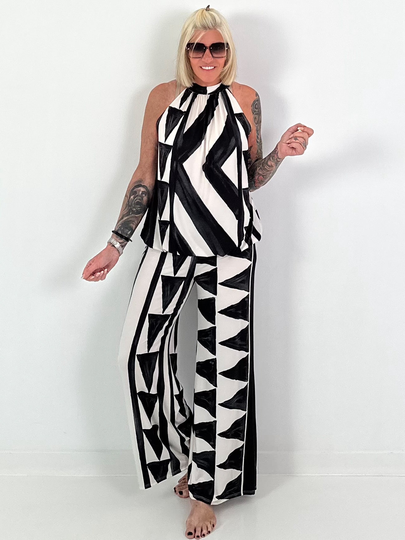 Two-piece outfit with graphic pattern - black and white