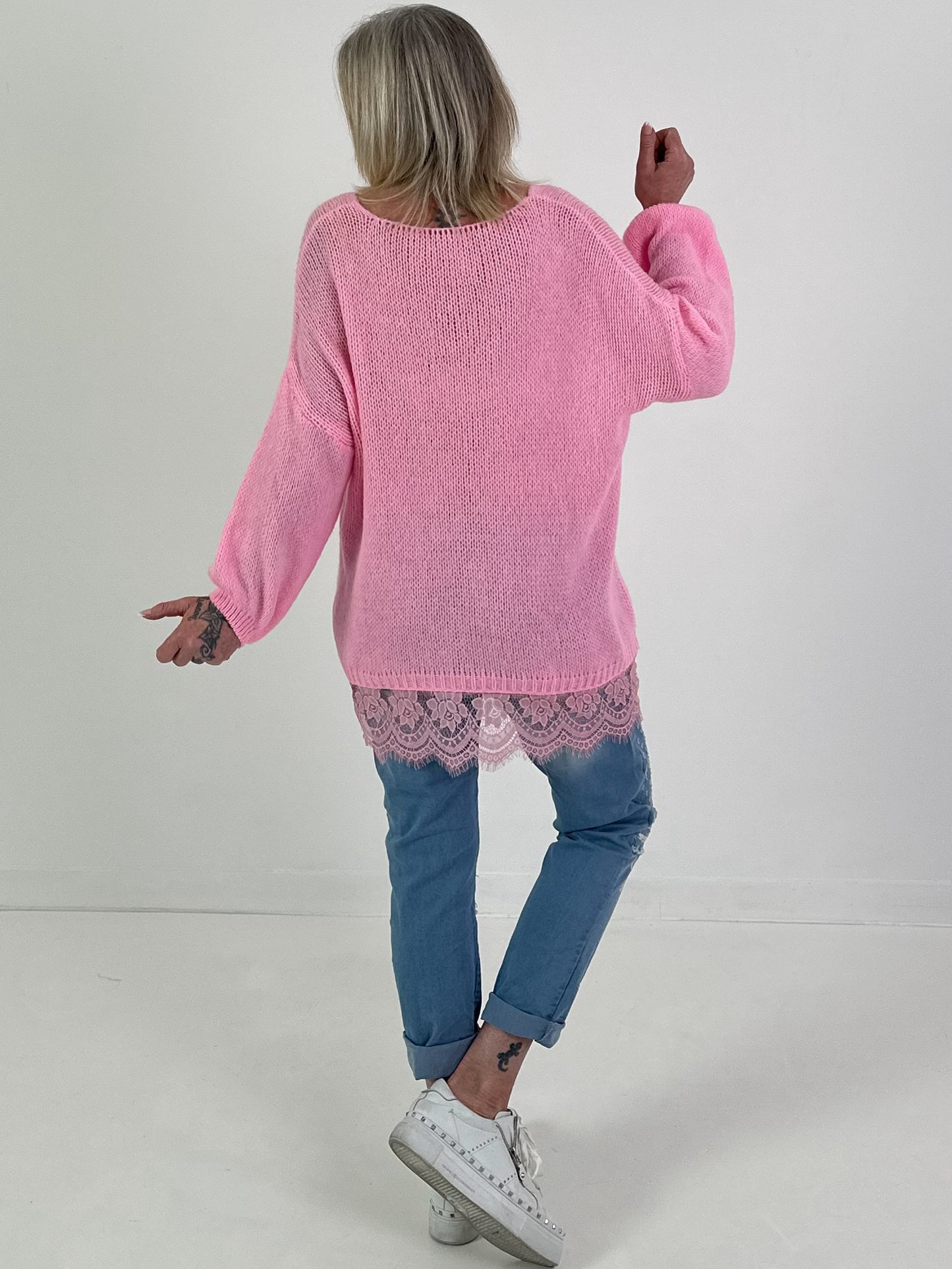 Pullover mit Spitzenrüsche - rosa