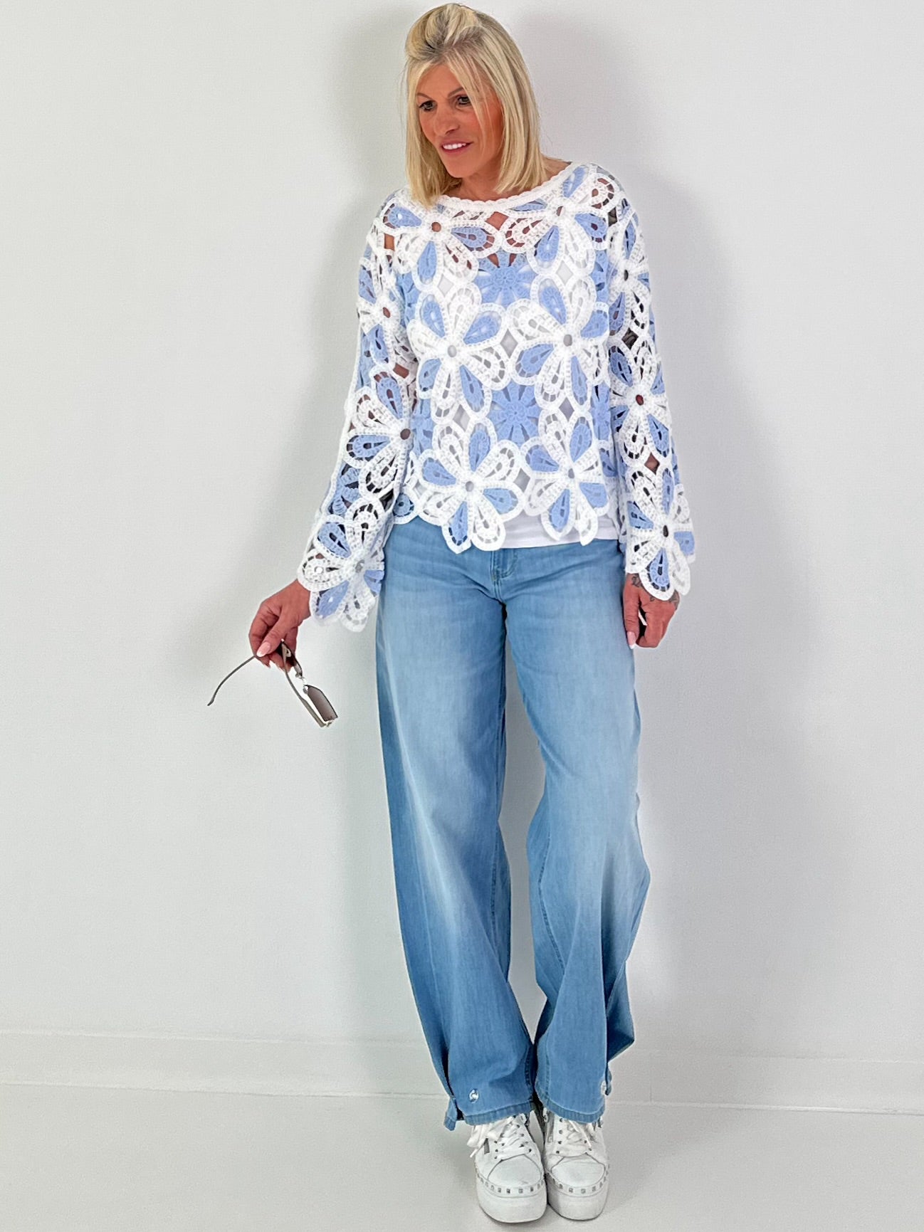 Häkelpulli mit floralem Muster - hellblau-weiss