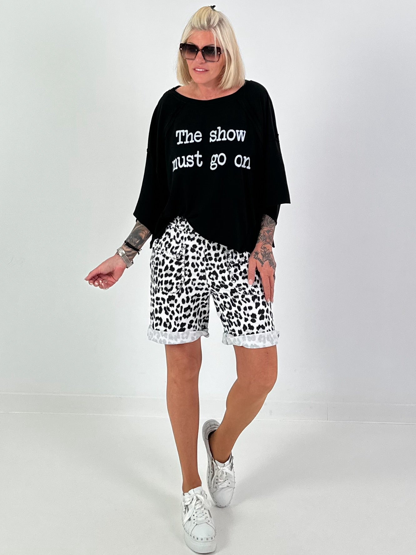 Oversized Shirt Show Must Go On - schwarz
