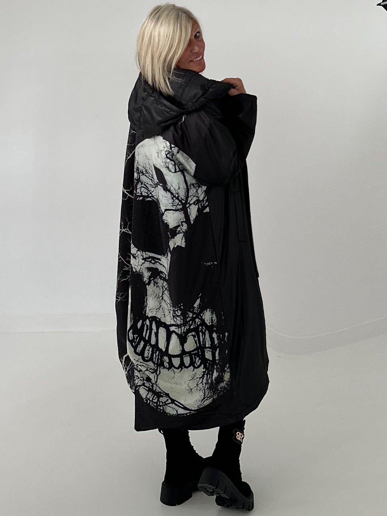 Edler Mantel mit Kapuze und großem Rückenprint Skull - schwarz - mehrfarbig
