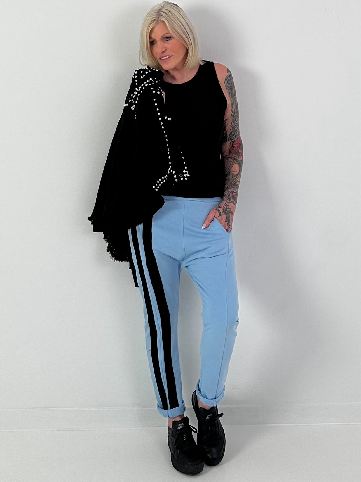 Hose mit seitlich verlaufenden Streifendetails - hellblau