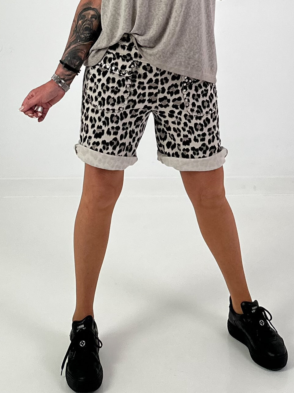 Sweat Short Leo mit Nieten - beige