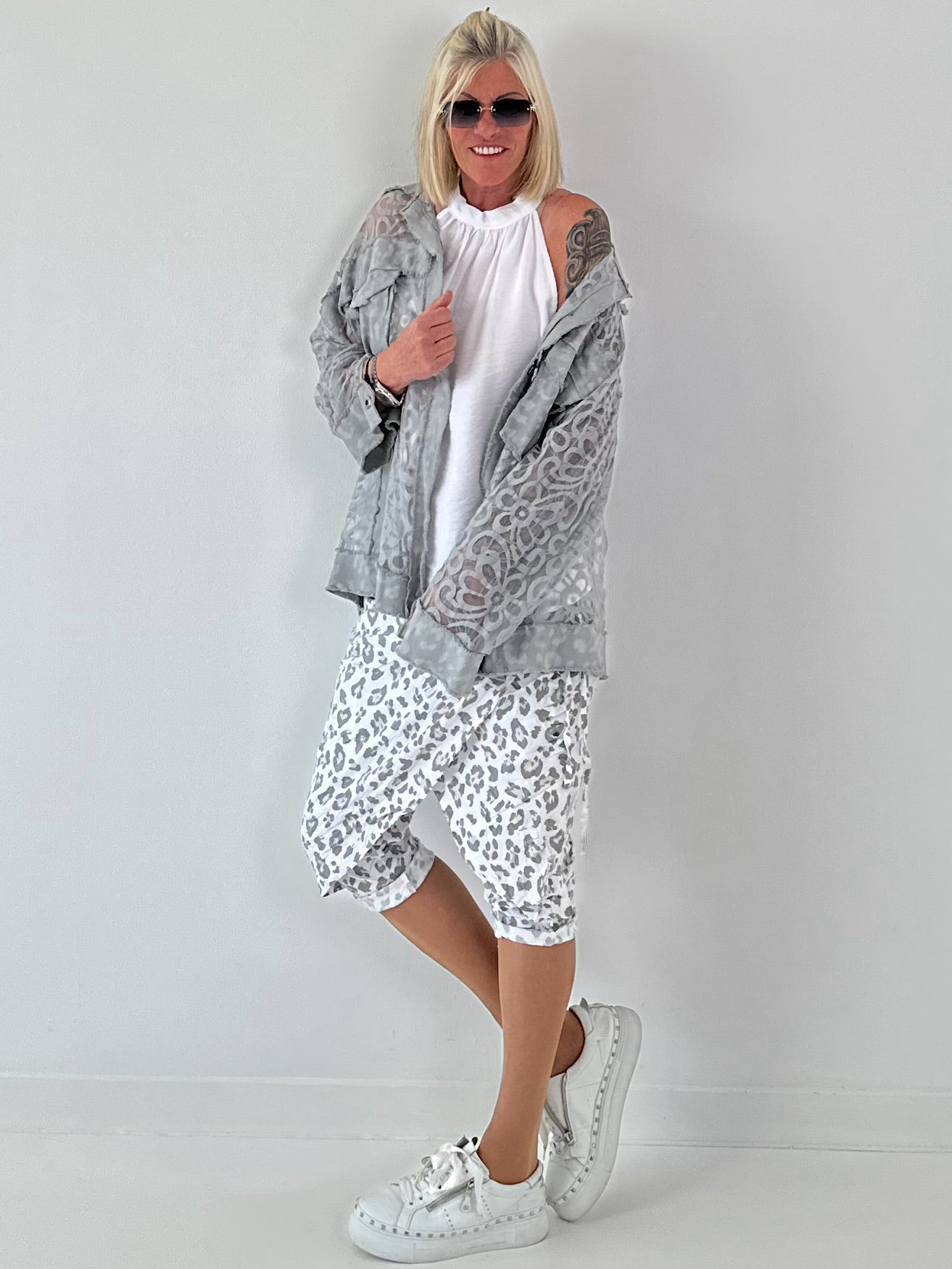 Jeansjacke mit Leo und floralem Netzeinsatz - grau